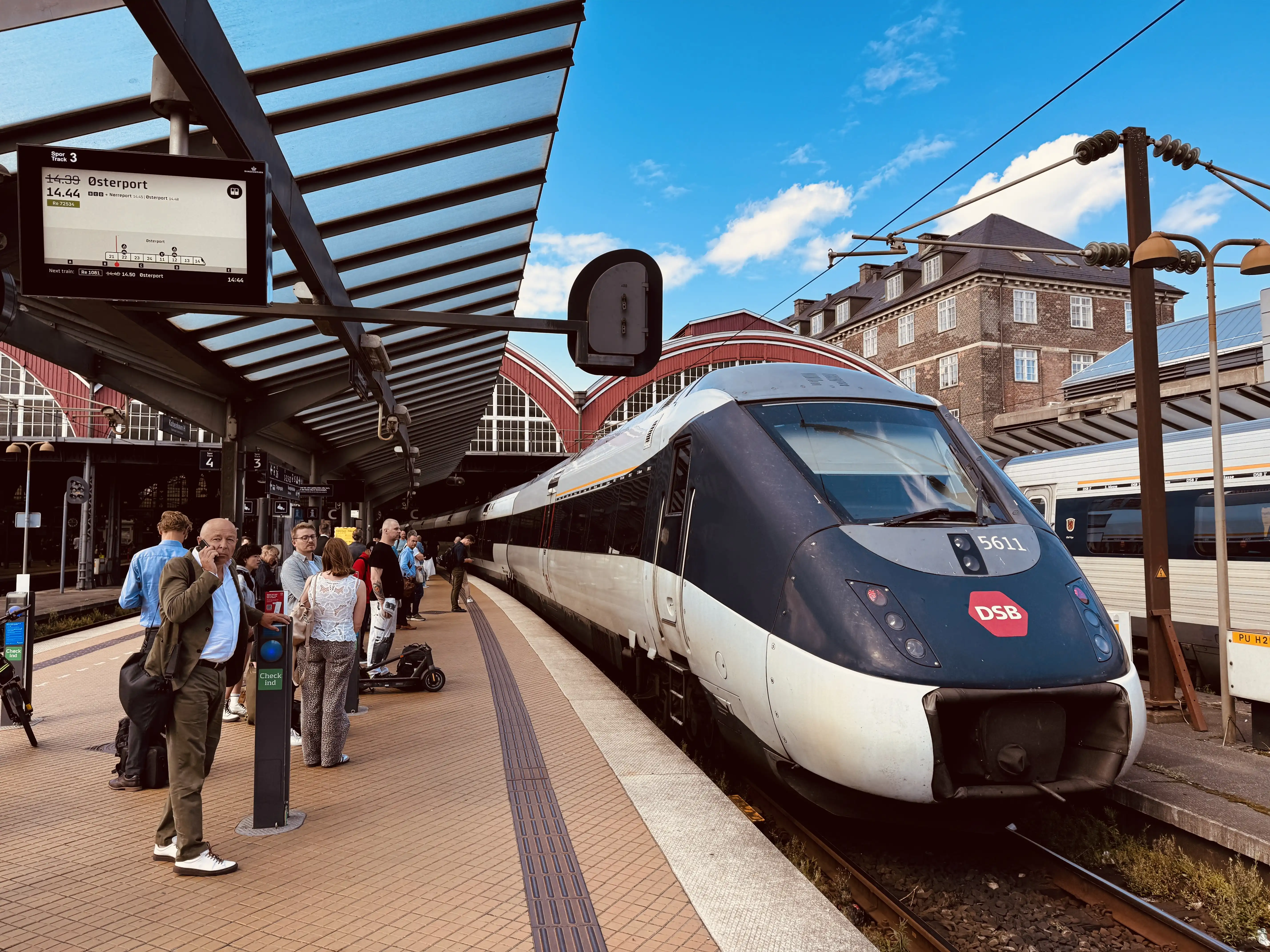 Billede af DSB MG 5611 fotograferet ud for København Hovedbanegård. Billede af DSB MG 5611 fotograferet ud for København Hovedbanegård.