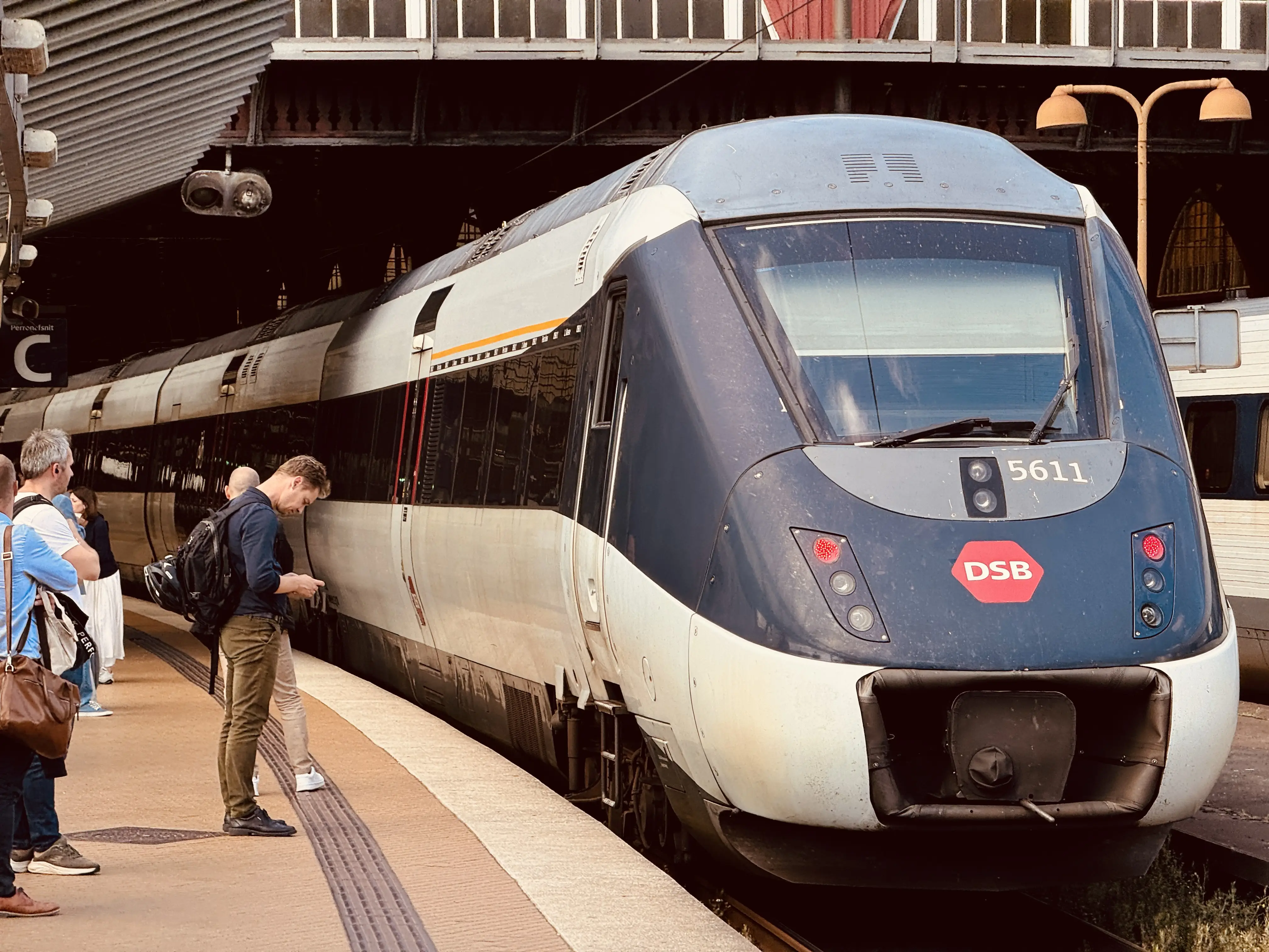 Billede af DSB MG 5611 fotograferet ud for København Hovedbanegård. Billede af DSB MG 5611 fotograferet ud for København Hovedbanegård.