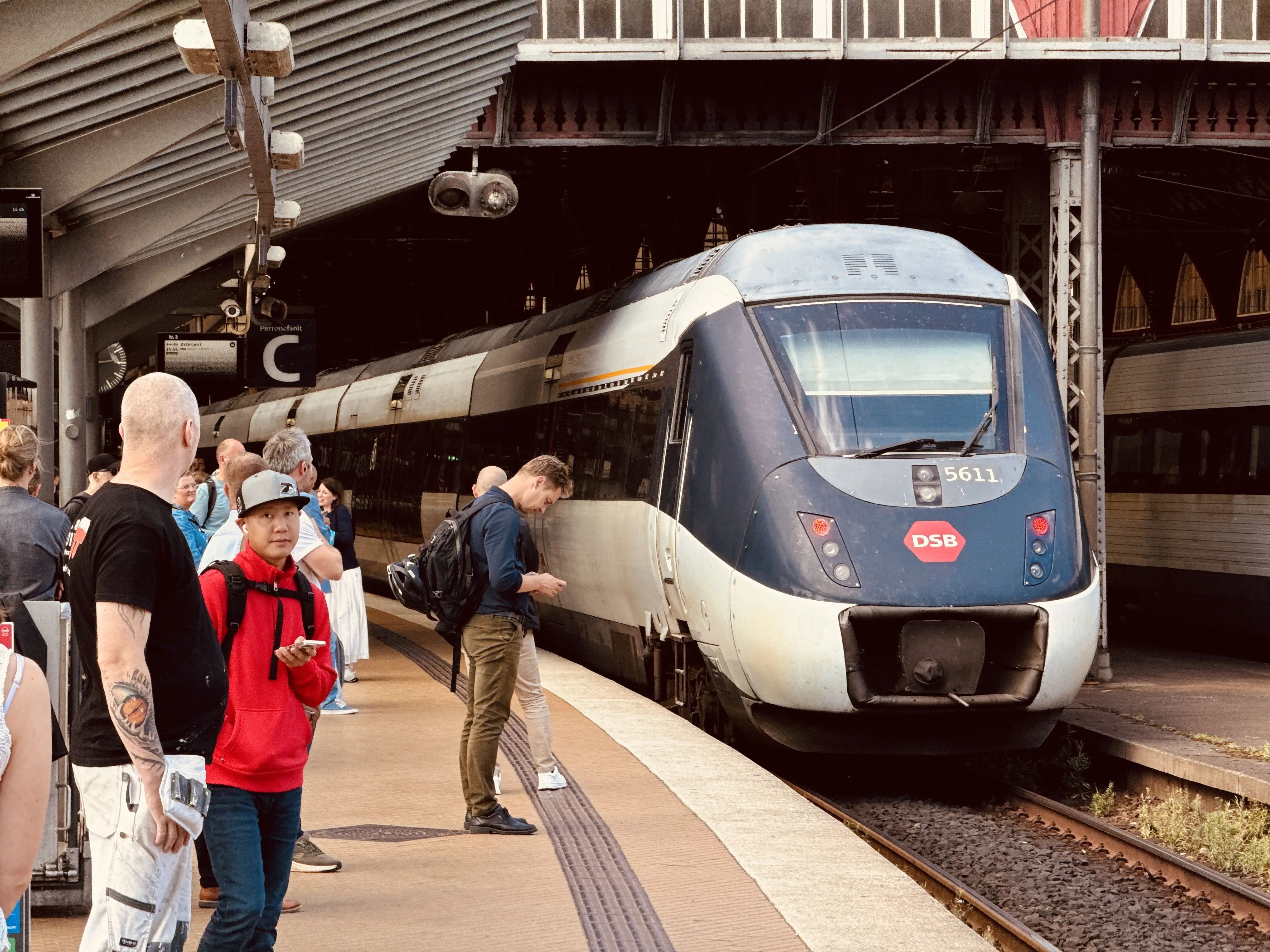 Billede af DSB MG 5611 fotograferet ud for København Hovedbanegård. Billede af DSB MG 5611 fotograferet ud for København Hovedbanegård.