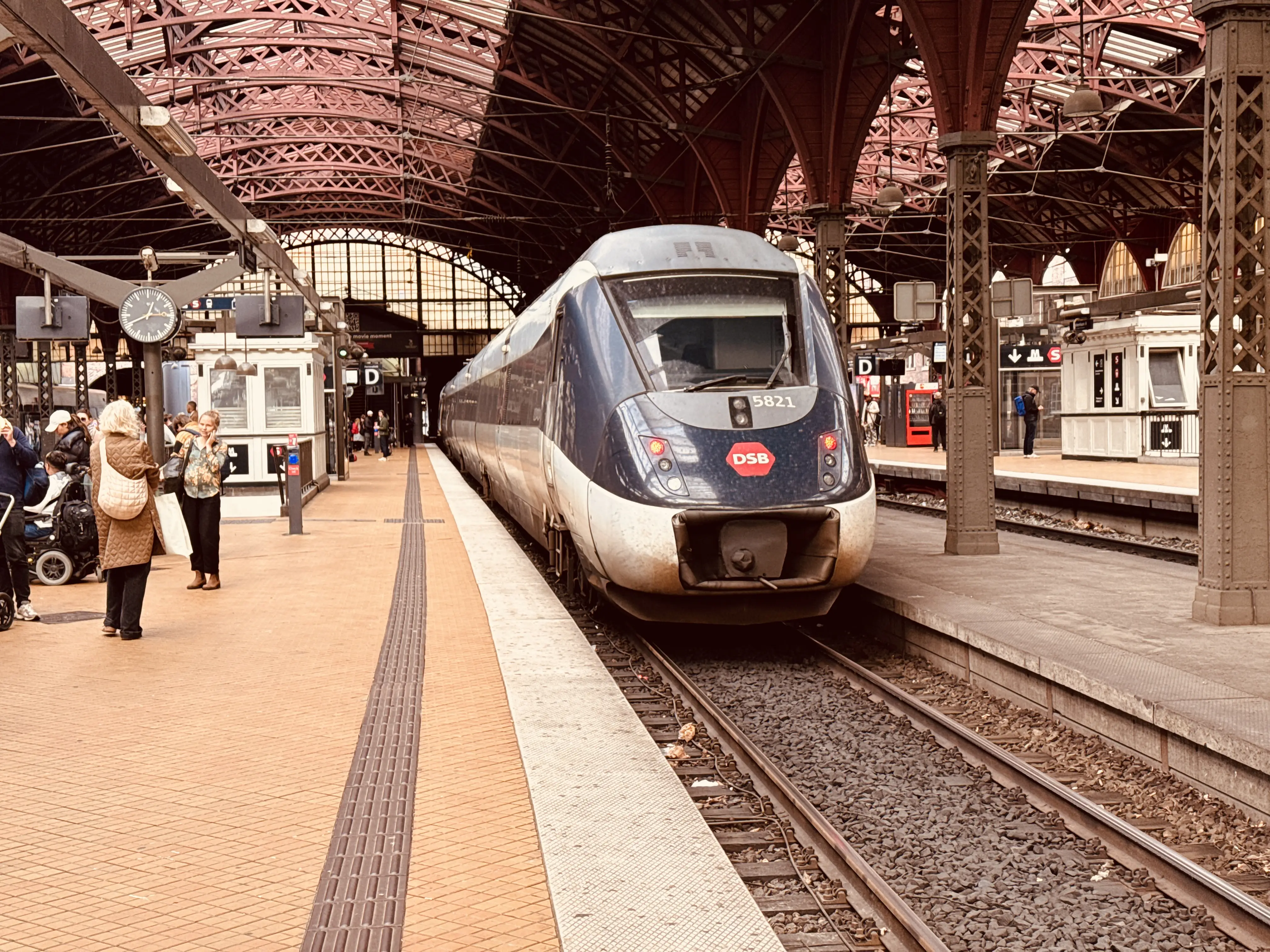 Billede af DSB MG 5621 fotograferet ud for København Hovedbanegård.