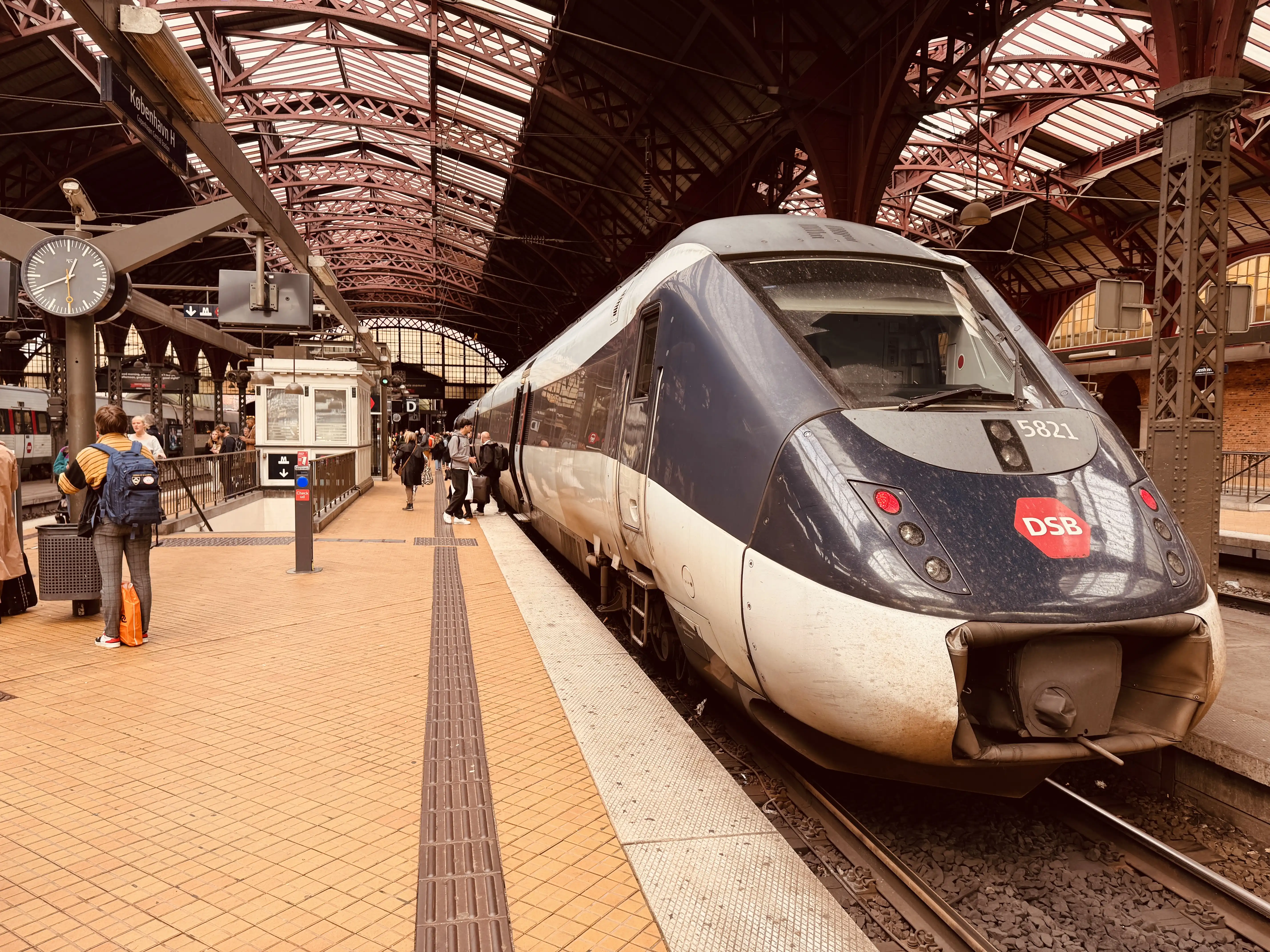 Billede af DSB MG 5621 fotograferet ud for København Hovedbanegård.