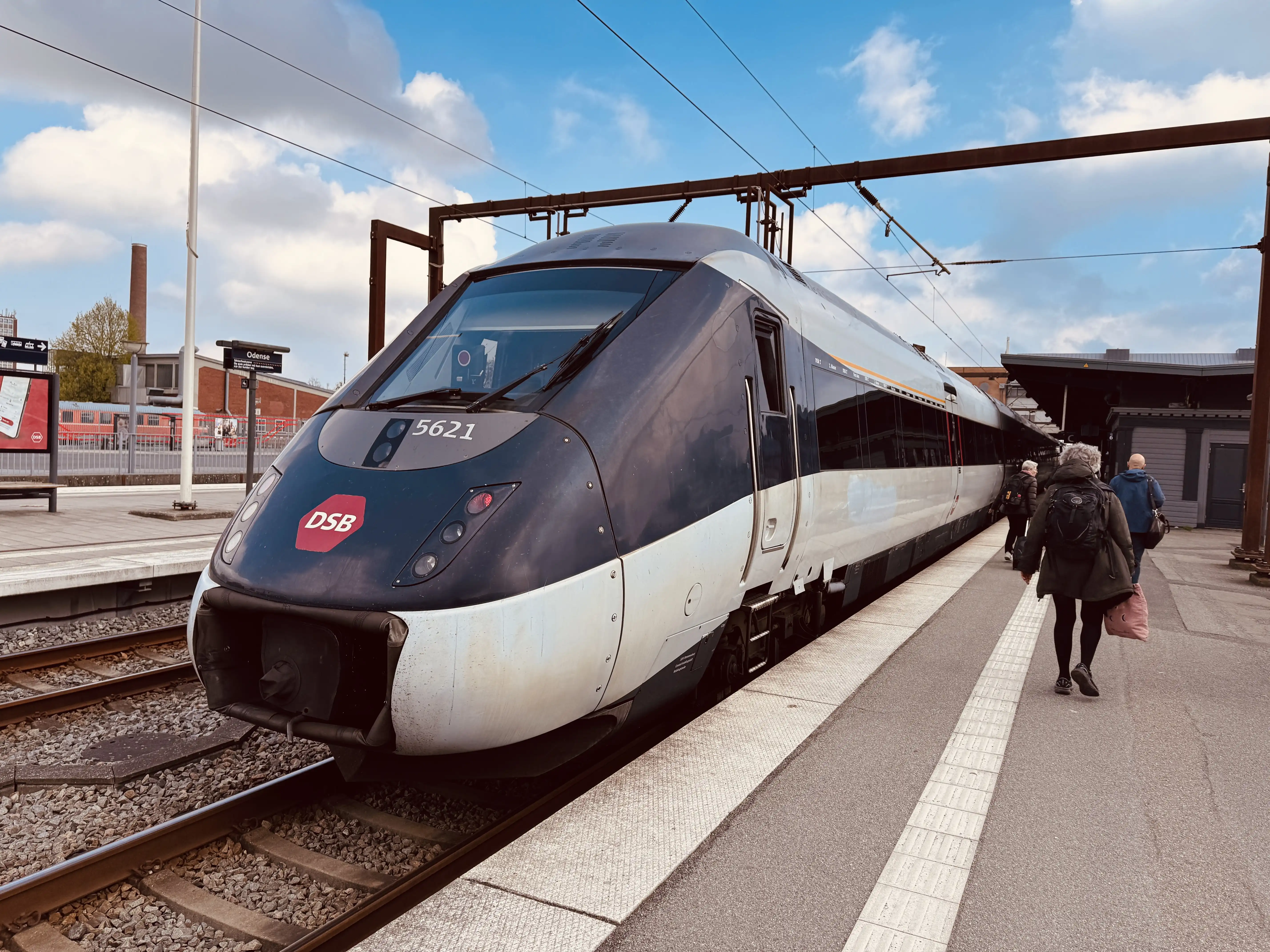 Billede af DSB MG 5621 fotograferet ud for Odense Banegård Center.