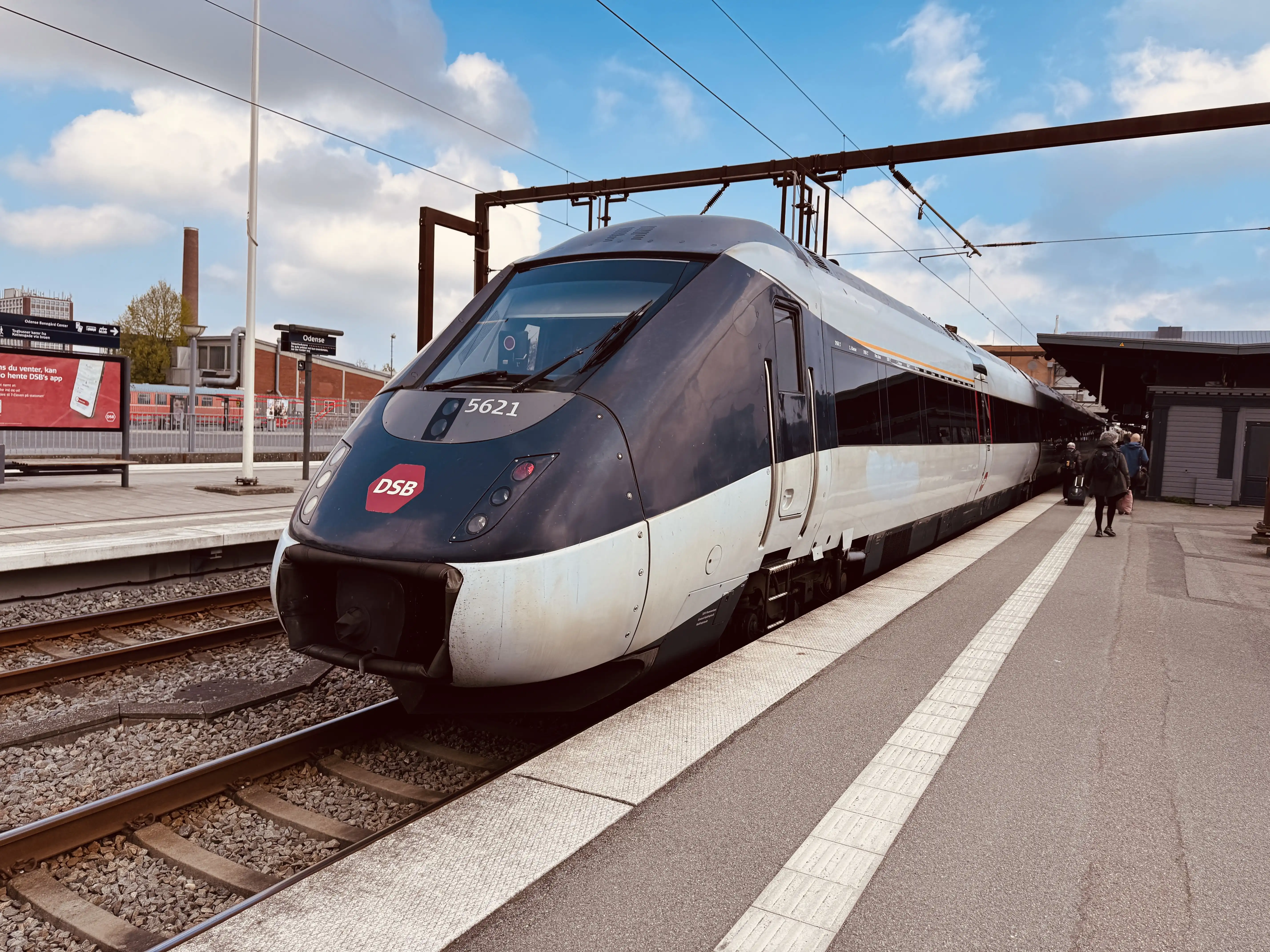 Billede af DSB MG 5621 fotograferet ud for Odense Banegård Center.