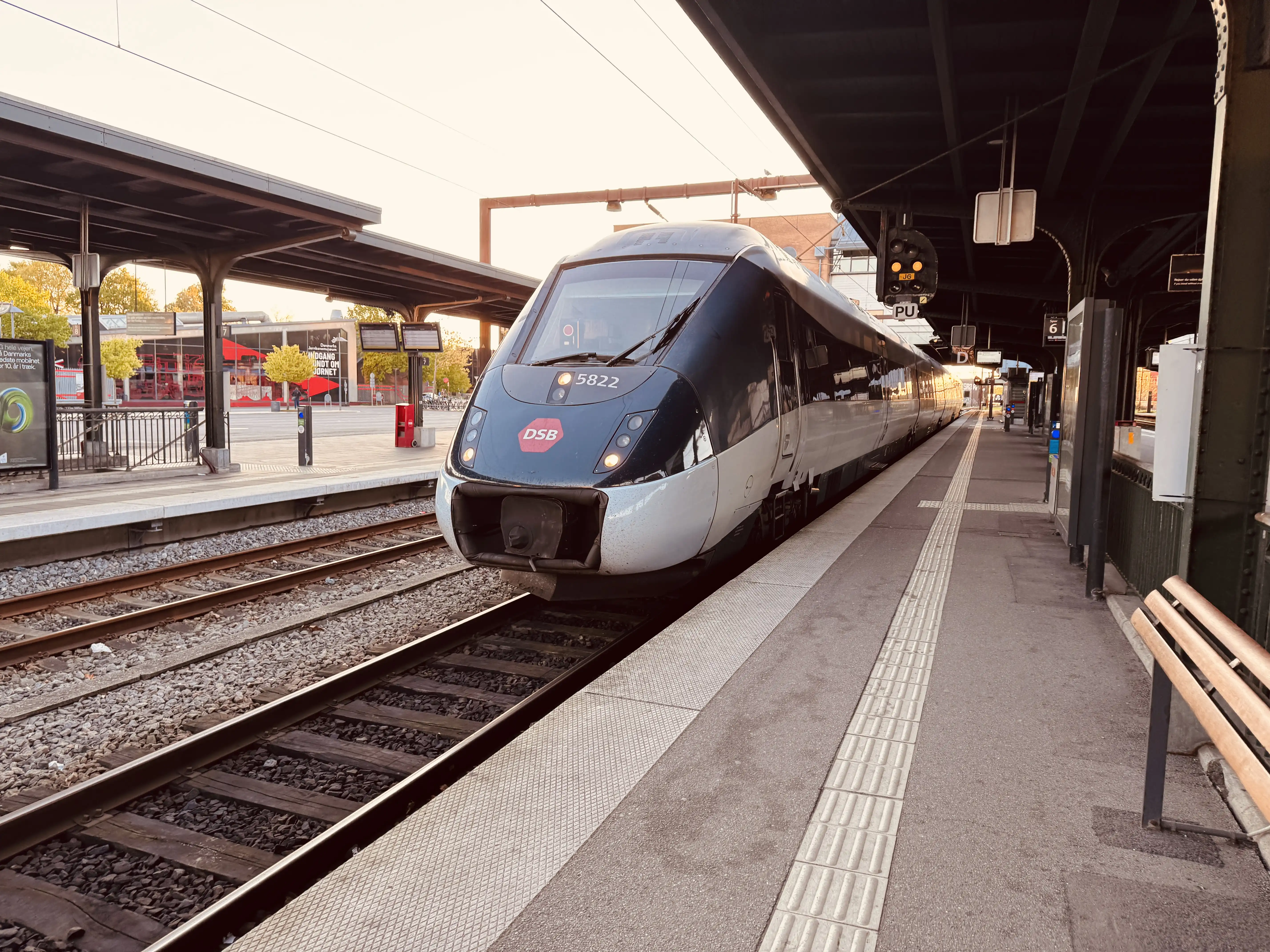 Billede af DSB MG 5622 fotograferet ud for Odense Banegård Center. Billede af DSB MG 5622 fotograferet ud for Odense Banegård Center.