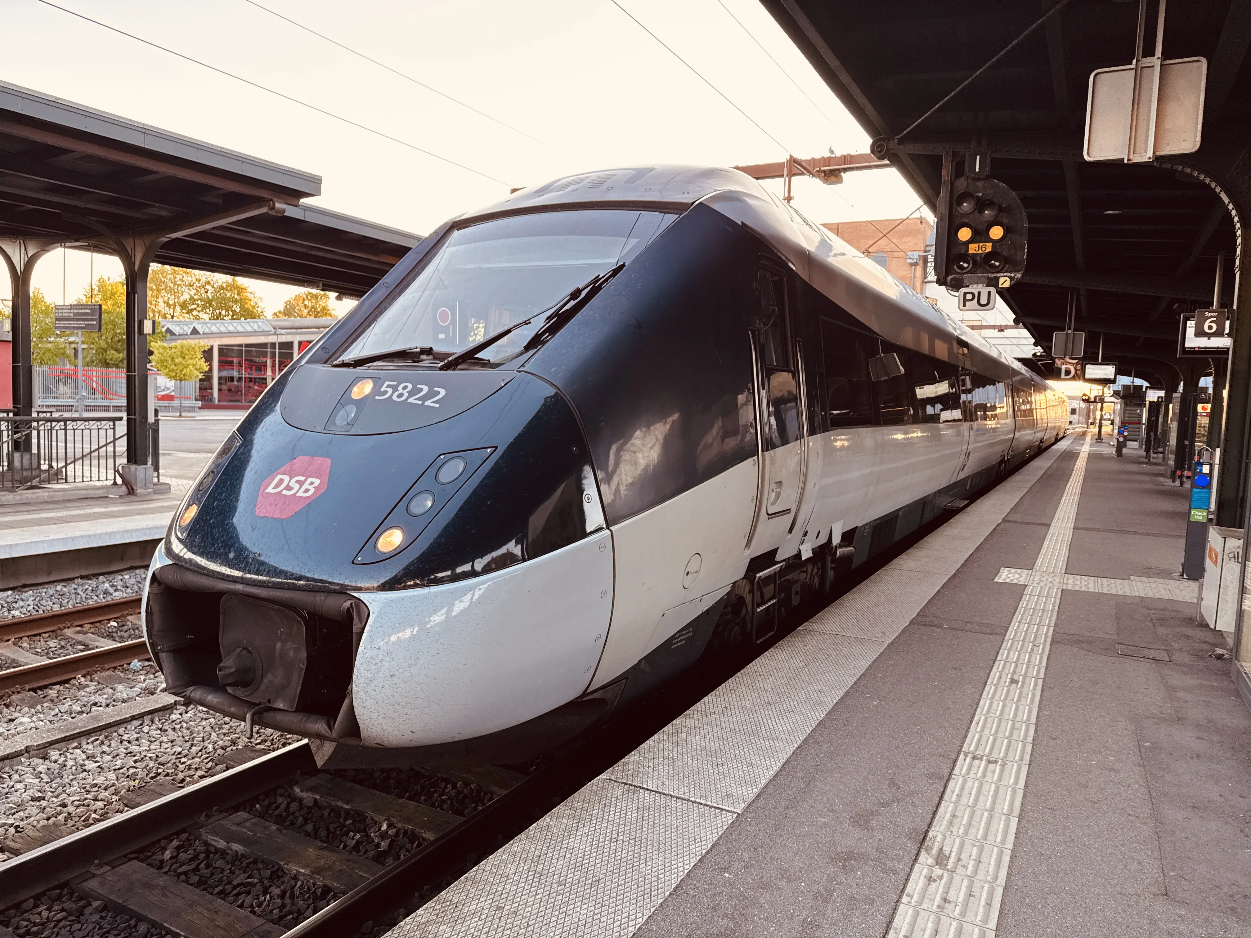 Billede af DSB MG 5622 fotograferet ud for Odense Banegård Center. Billede af DSB MG 5622 fotograferet ud for Odense Banegård Center.