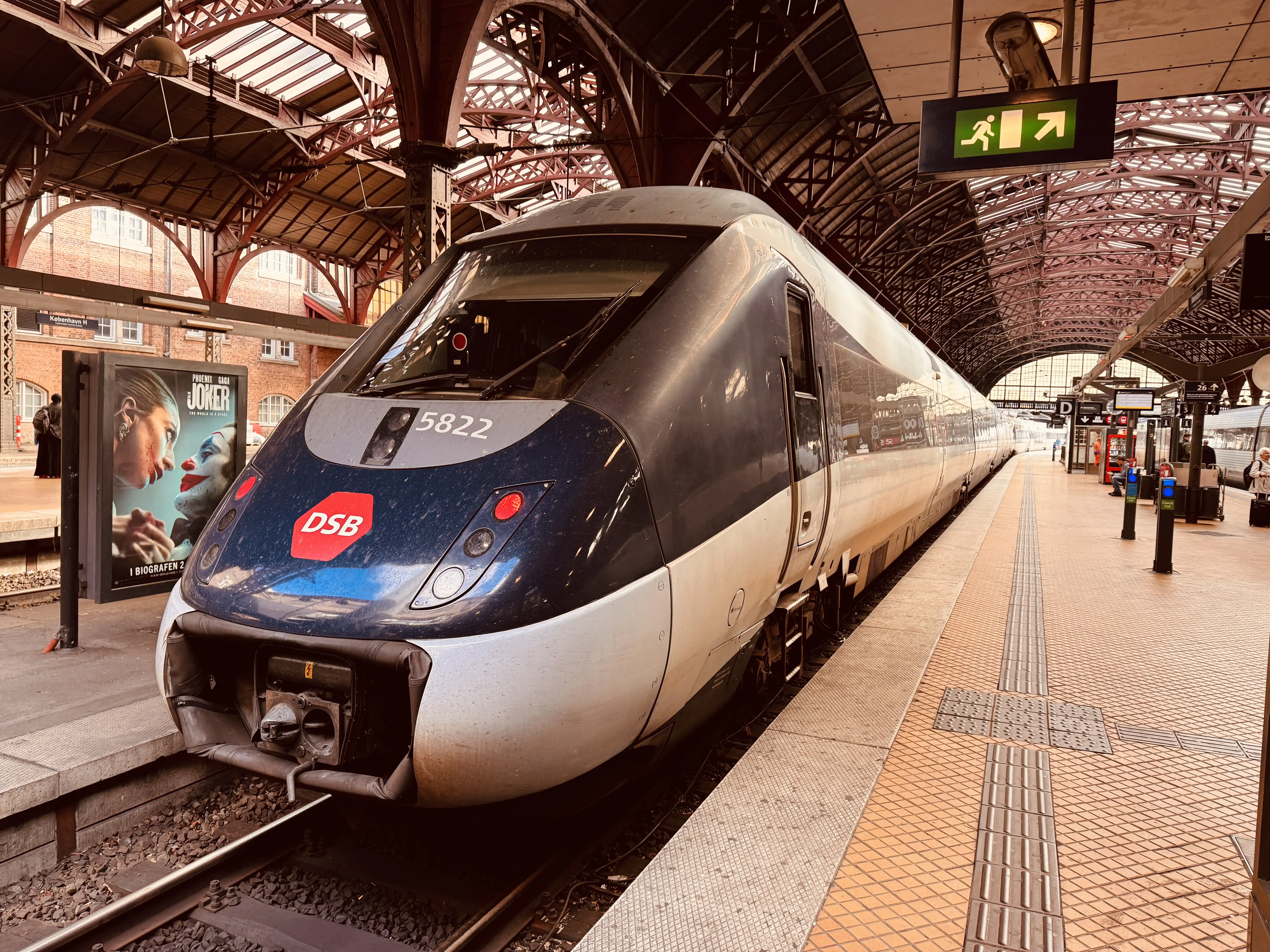 Billede af DSB MG 5622 fotograferet ud for København Hovedbanegård. Billede af DSB MG 5622 fotograferet ud for København Hovedbanegård.