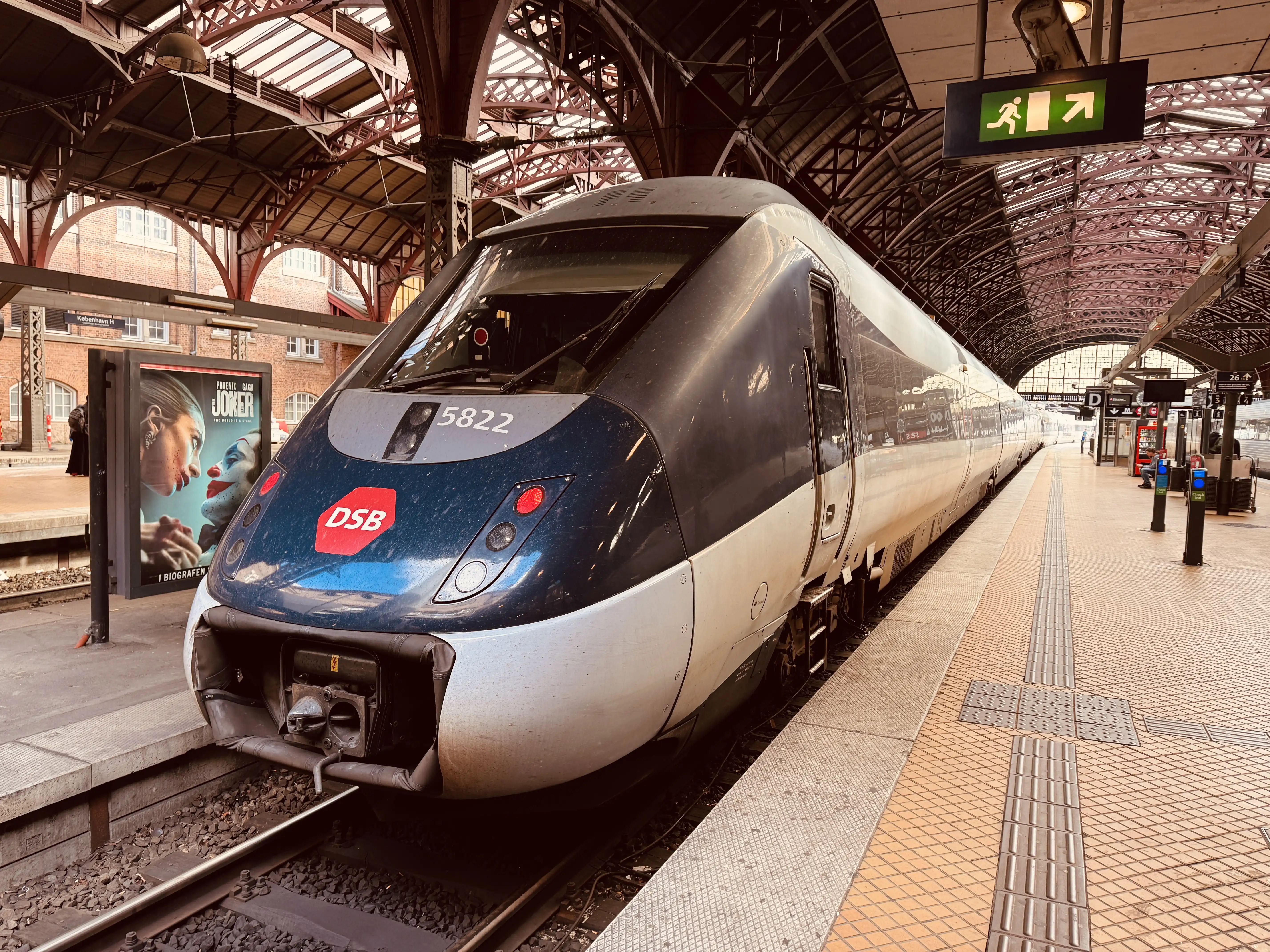 Billede af DSB MG 5622 fotograferet ud for København Hovedbanegård. Billede af DSB MG 5622 fotograferet ud for København Hovedbanegård.