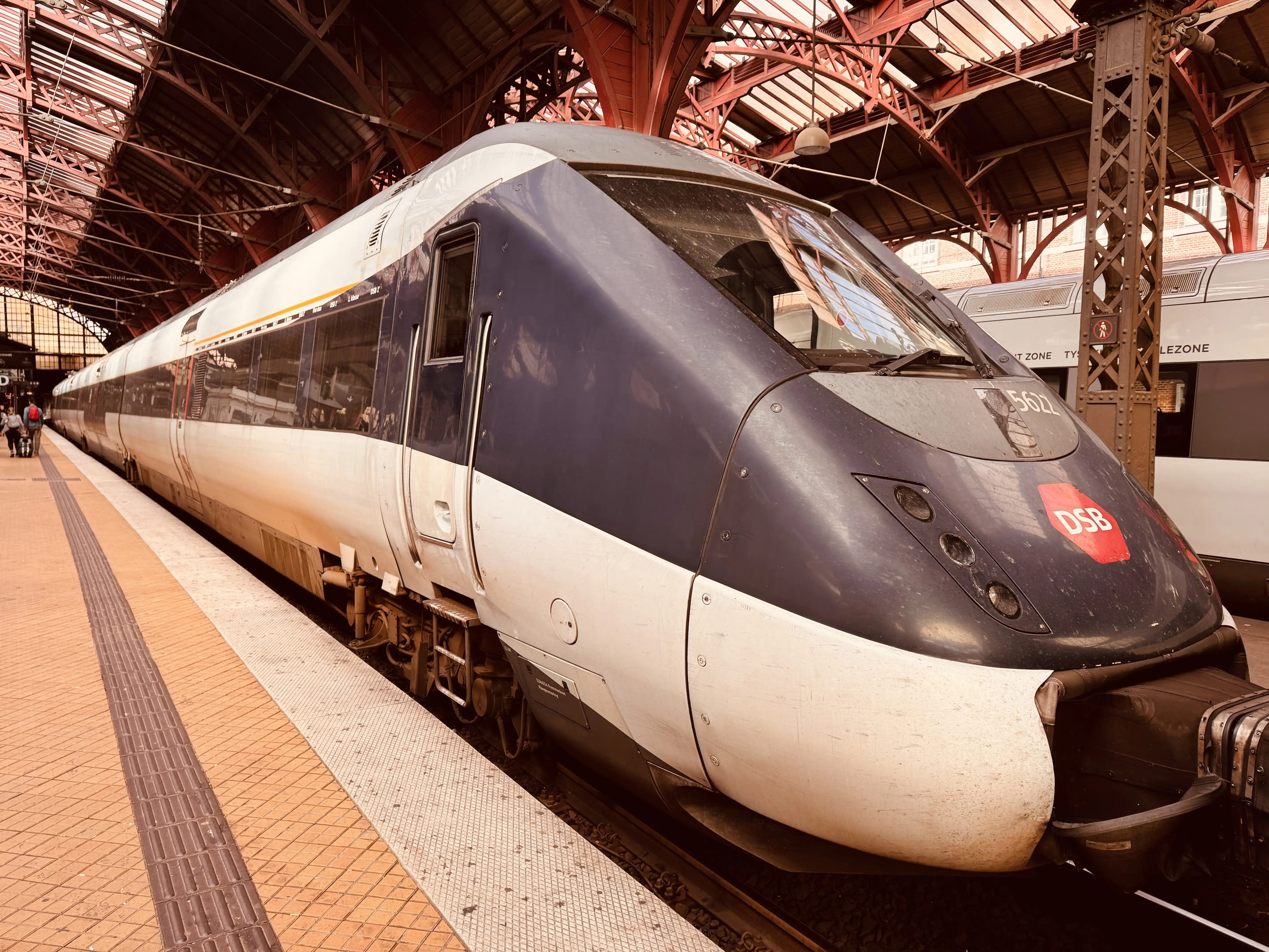 Billede af DSB MG 5622 fotograferet ud for København Hovedbanegård. Billede af DSB MG 5622 fotograferet ud for København Hovedbanegård.