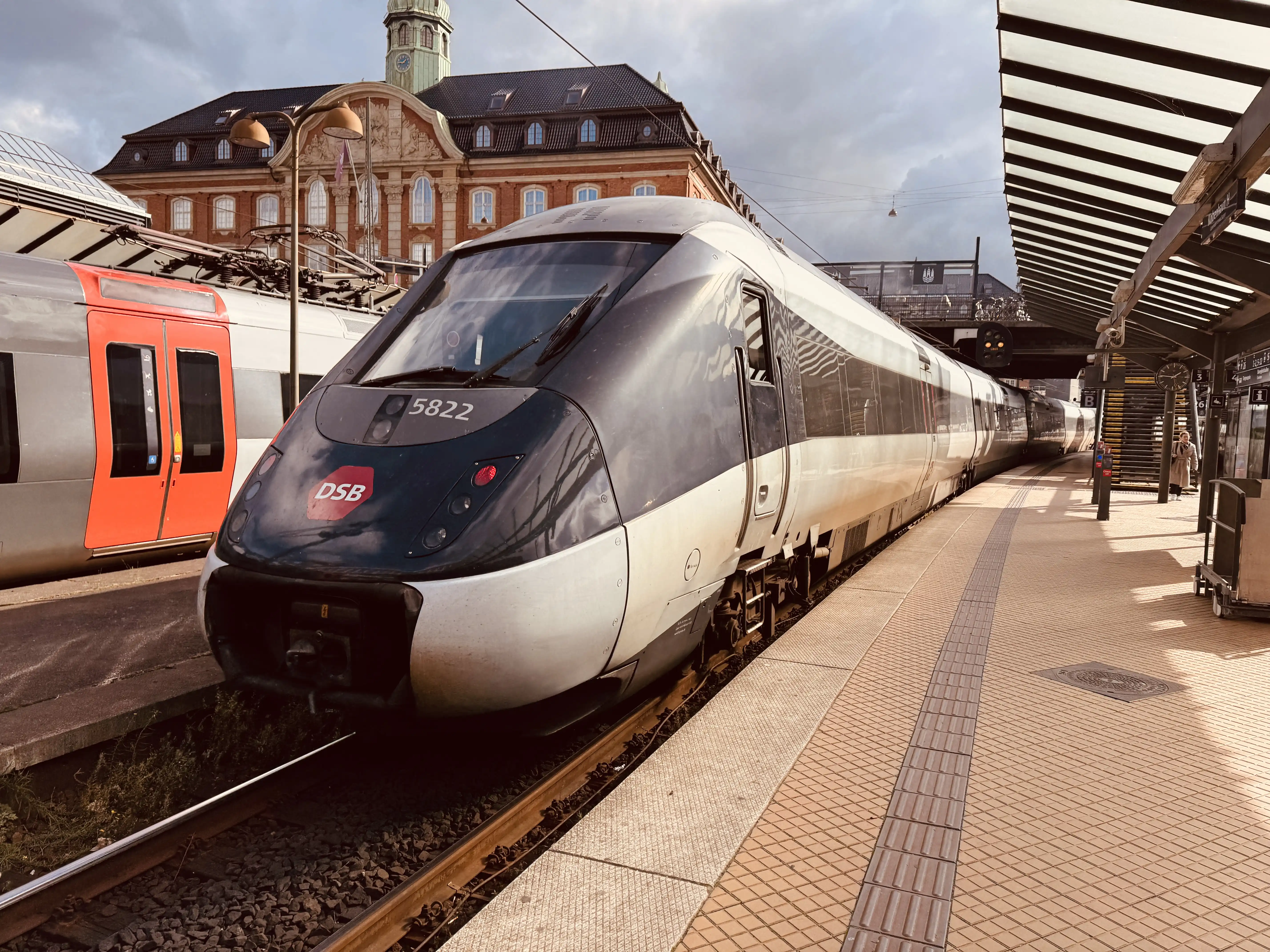 Billede af DSB MG 5622 fotograferet ud for København Hovedbanegård. Billede af DSB MG 5622 fotograferet ud for København Hovedbanegård.