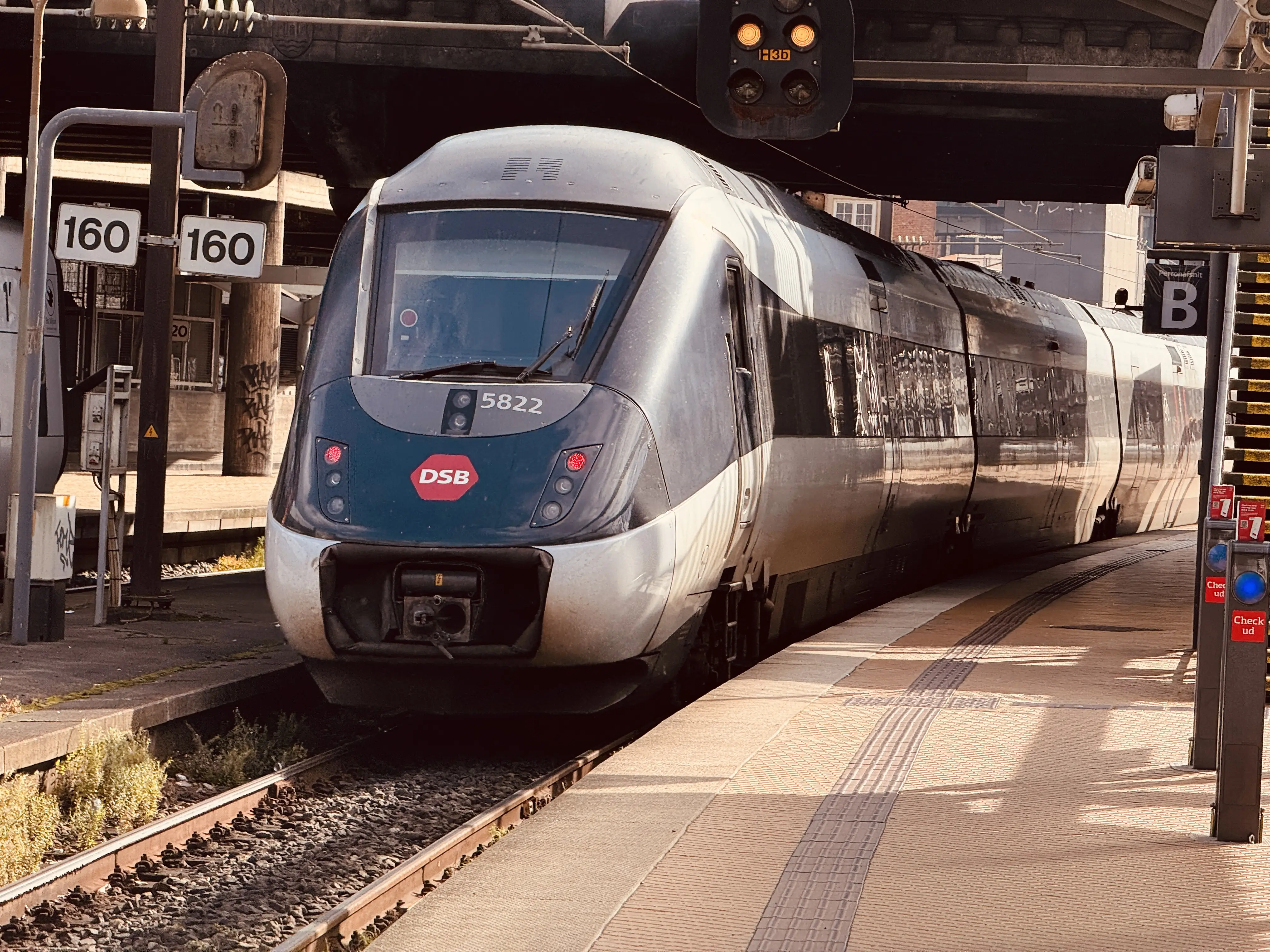 Billede af DSB MG 5622 fotograferet ud for København Hovedbanegård. Billede af DSB MG 5622 fotograferet ud for København Hovedbanegård.