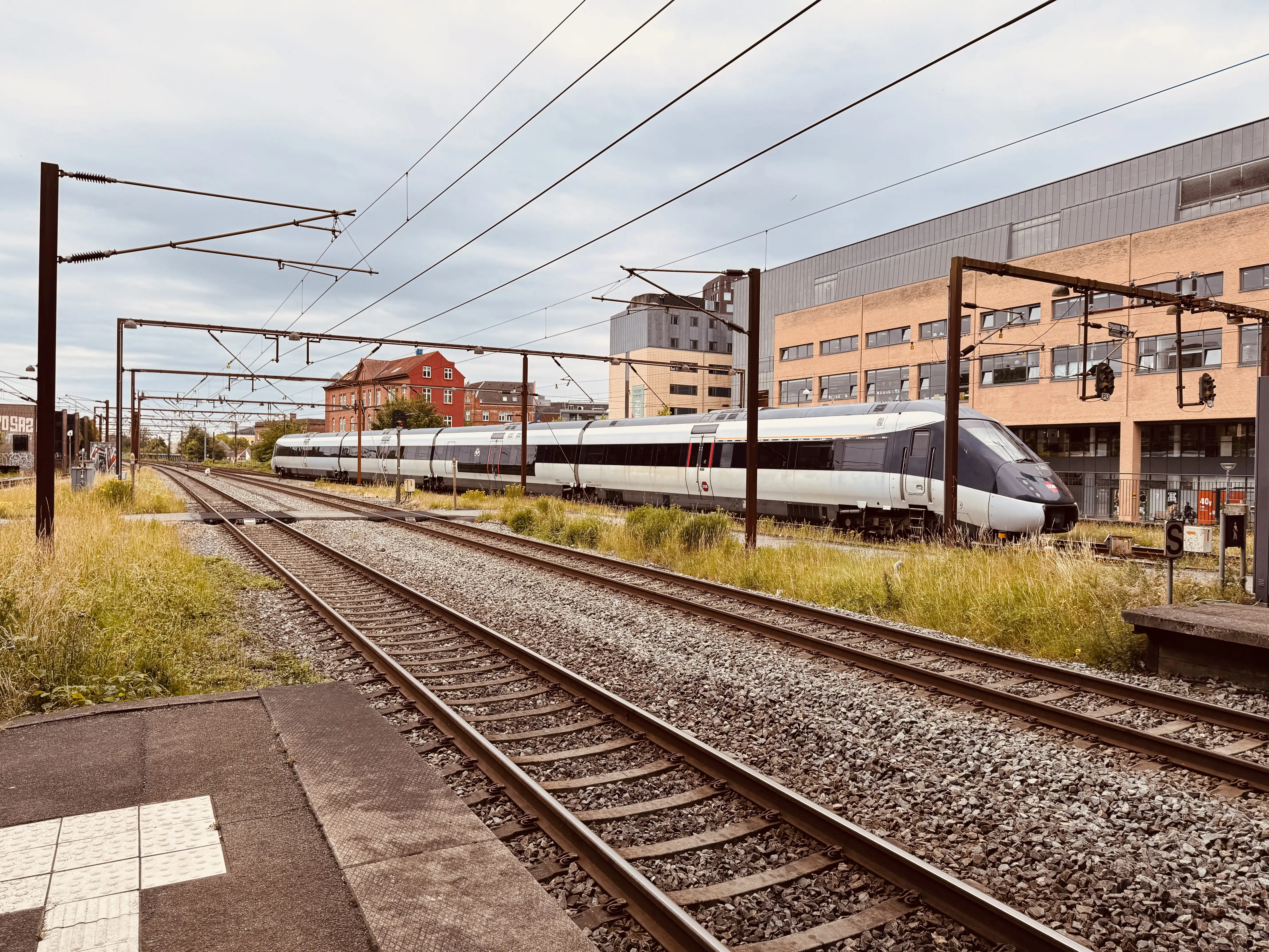 Billede af DSB MG 5627 fotograferet ud for Odense Banegård Center.