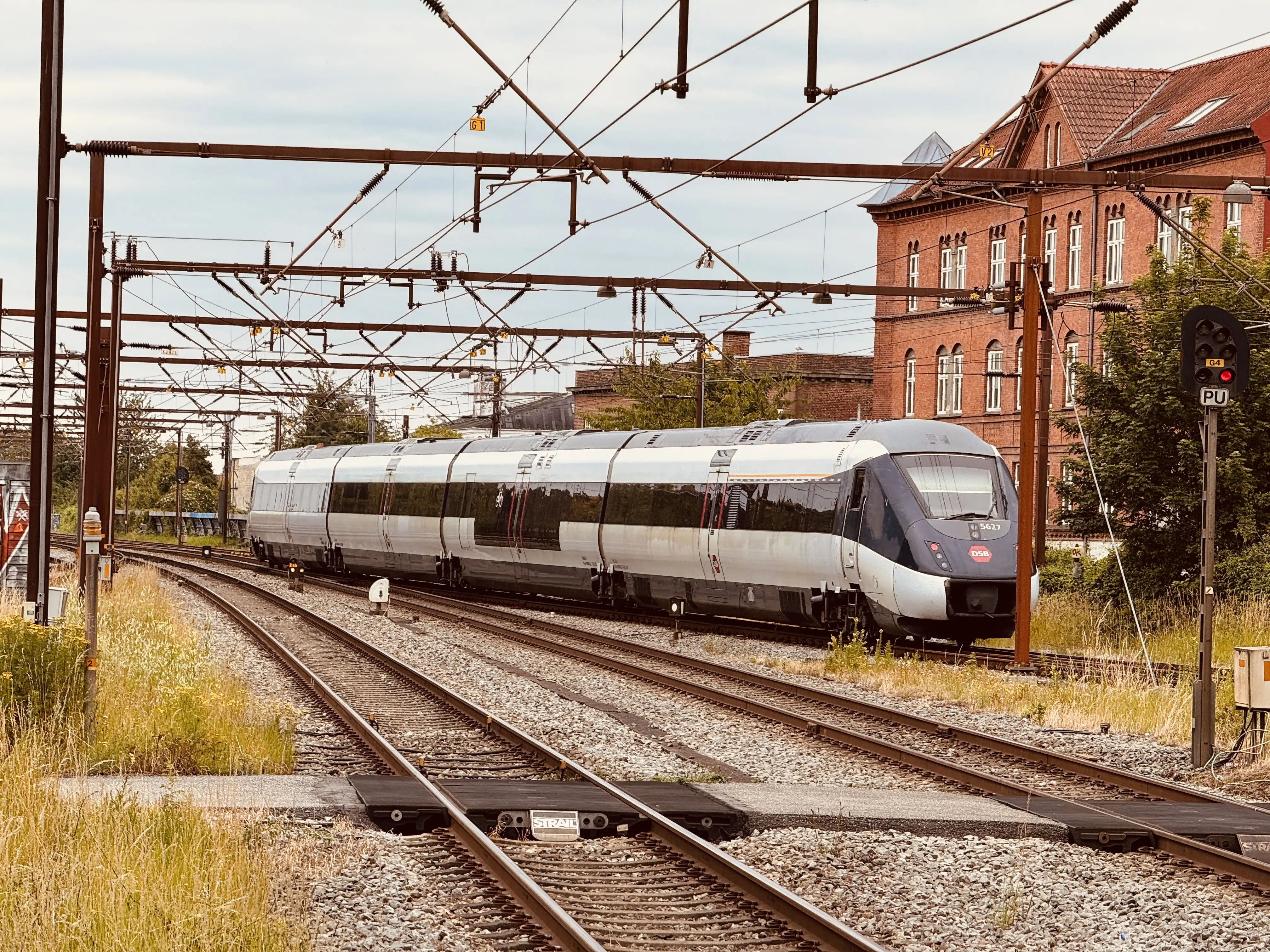 Billede af DSB MG 5627 fotograferet ud for Odense Banegård Center.