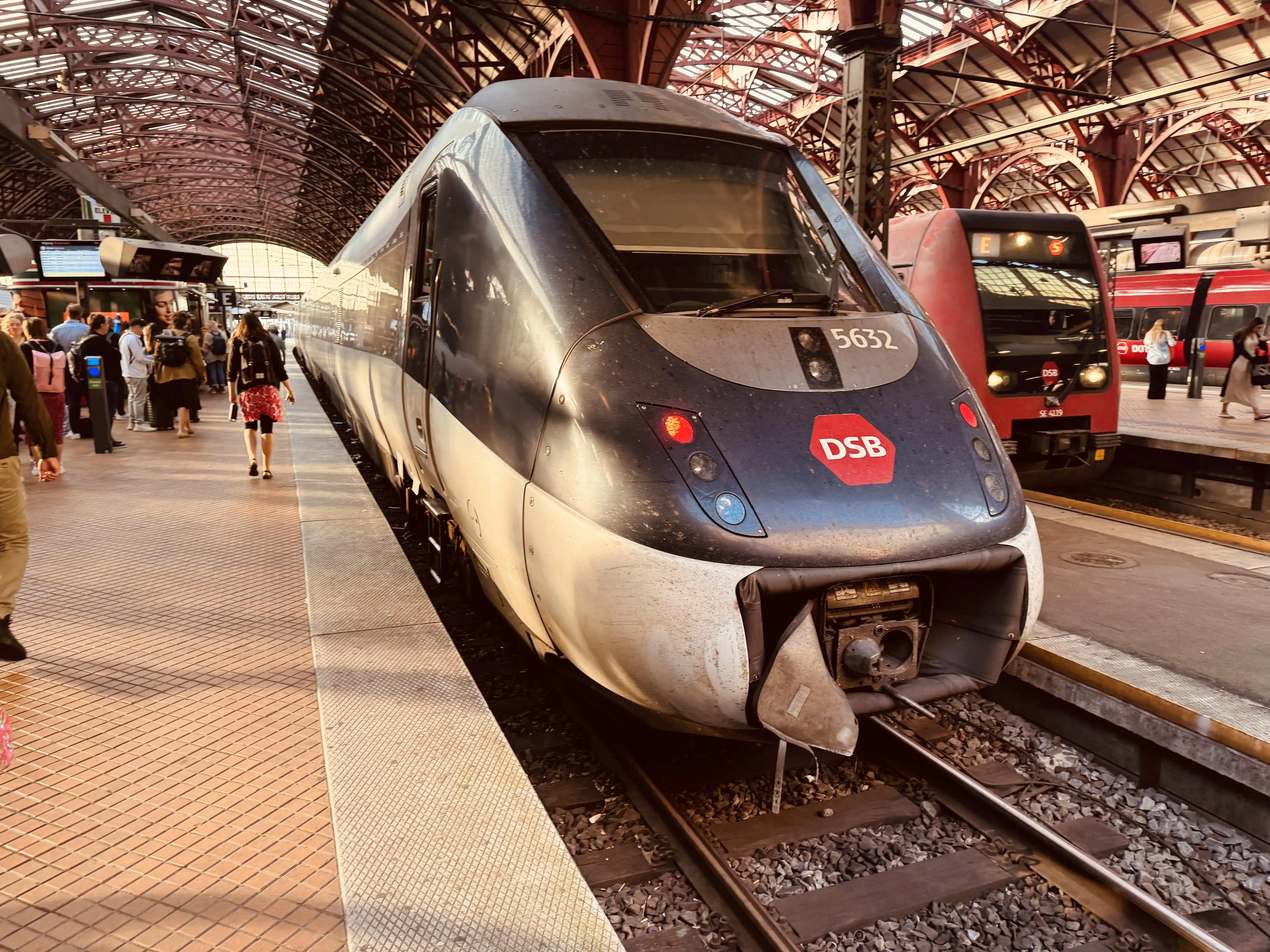 Billede af DSB MG 5632 fotograferet ud for København Hovedbanegård. Billede af DSB MG 5632 fotograferet ud for København Hovedbanegård.