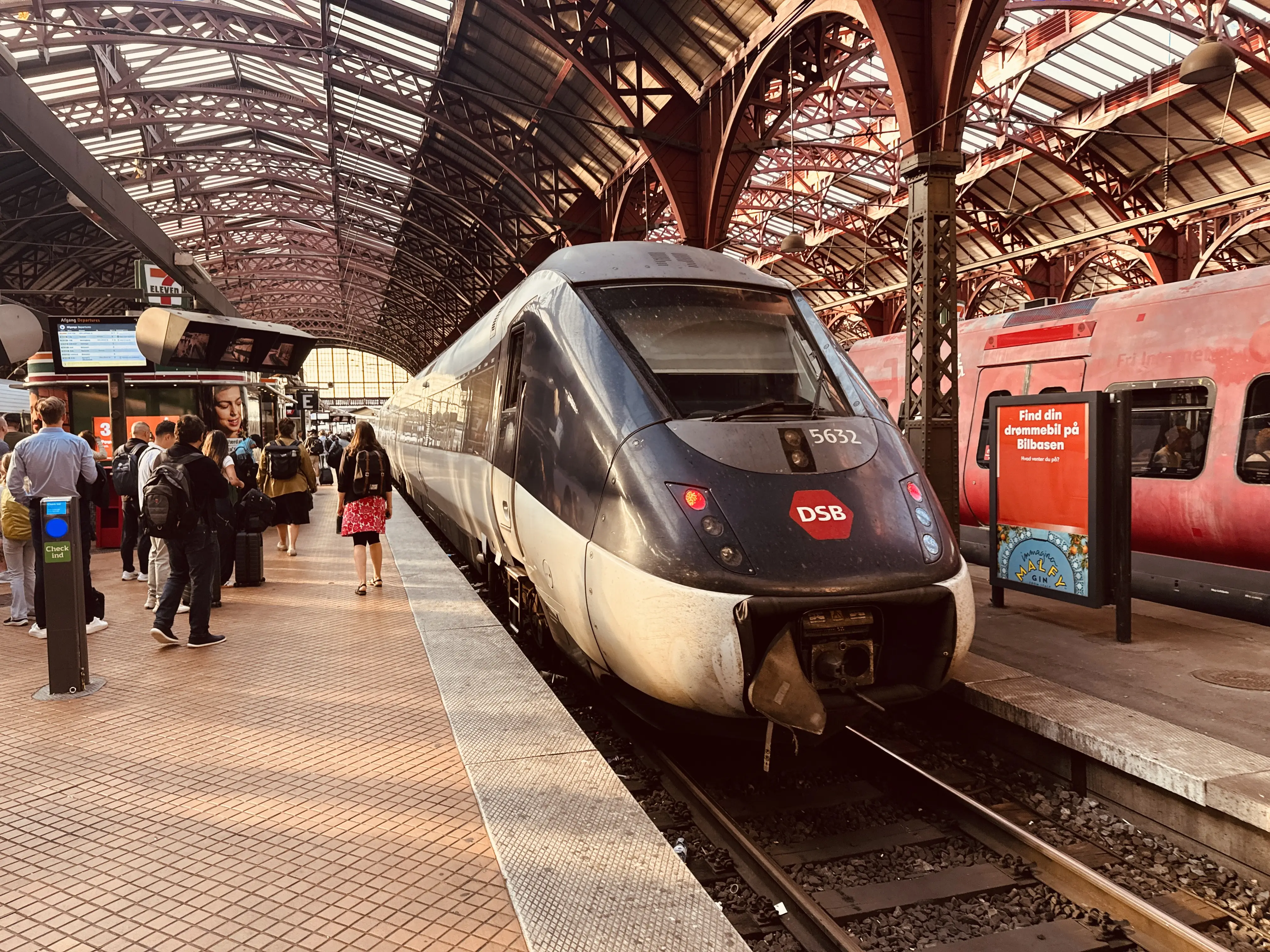 Billede af DSB MG 5632 fotograferet ud for København Hovedbanegård. Billede af DSB MG 5632 fotograferet ud for København Hovedbanegård.