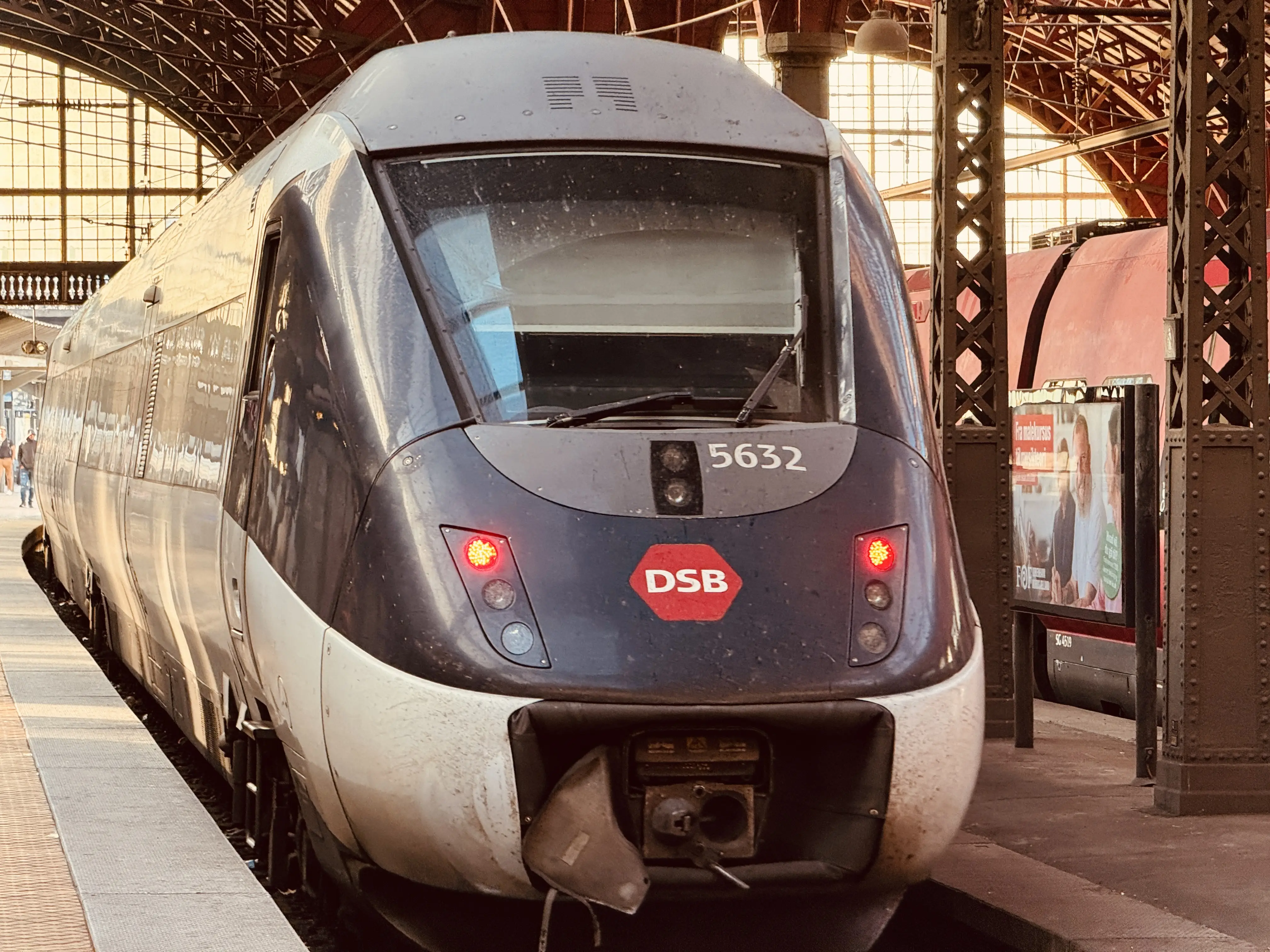 Billede af DSB MG 5632 fotograferet ud for København Hovedbanegård. Billede af DSB MG 5632 fotograferet ud for København Hovedbanegård.