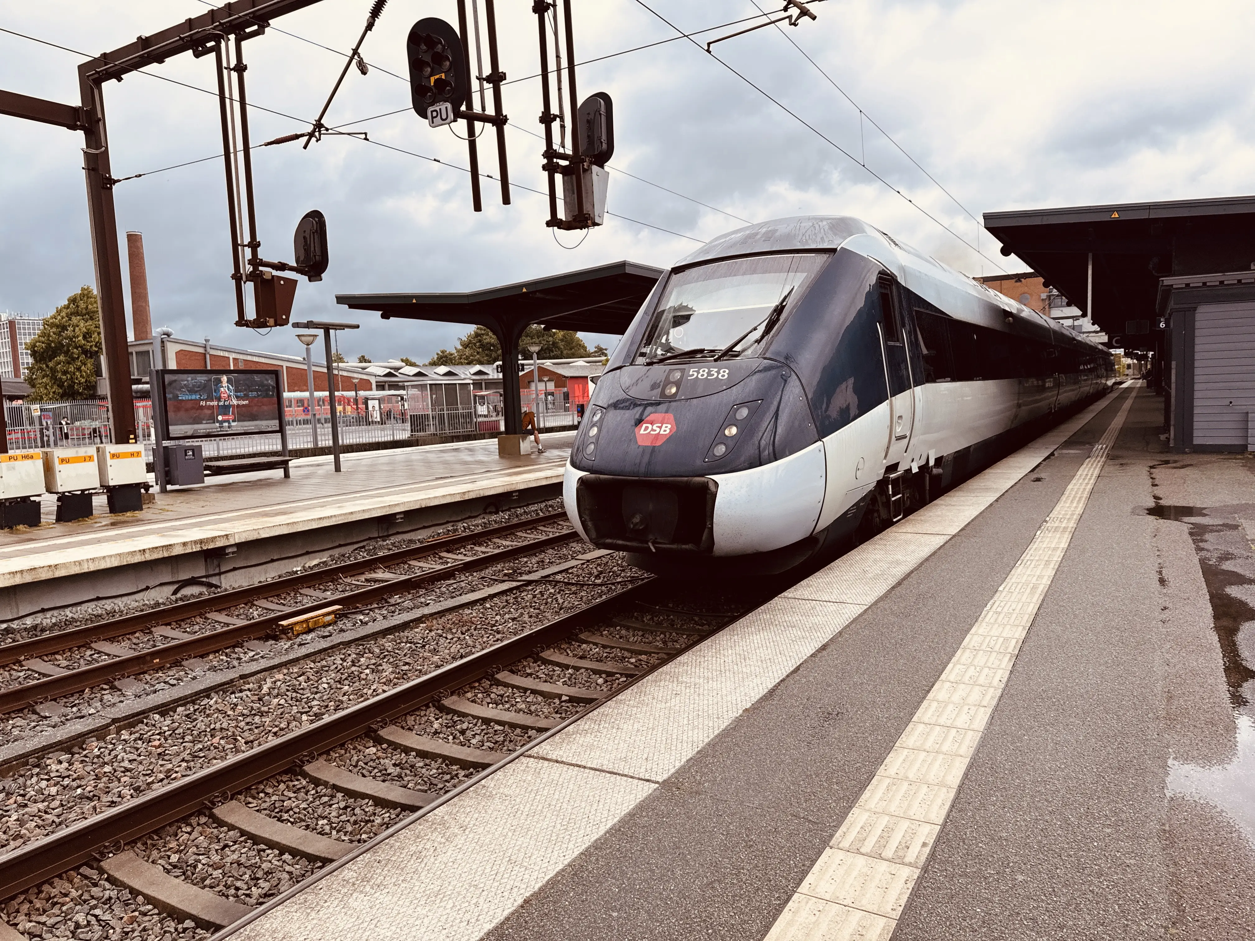 Billede af DSB MG 5638 fotograferet ud for Odense Banegård Center. Billede af DSB MG 5638 fotograferet ud for Odense Banegård Center.