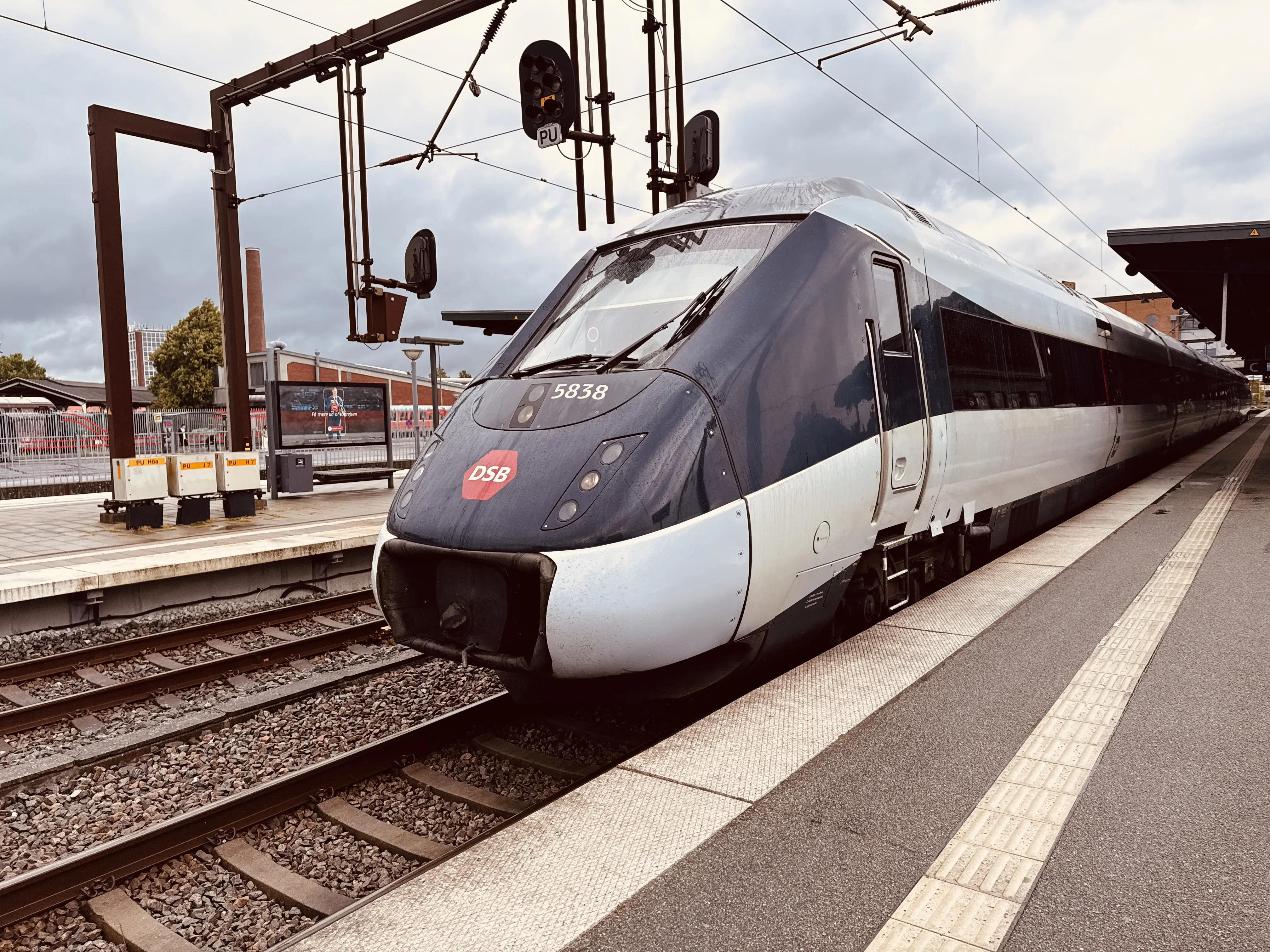 Billede af DSB MG 5638 fotograferet ud for Odense Banegård Center. Billede af DSB MG 5638 fotograferet ud for Odense Banegård Center.