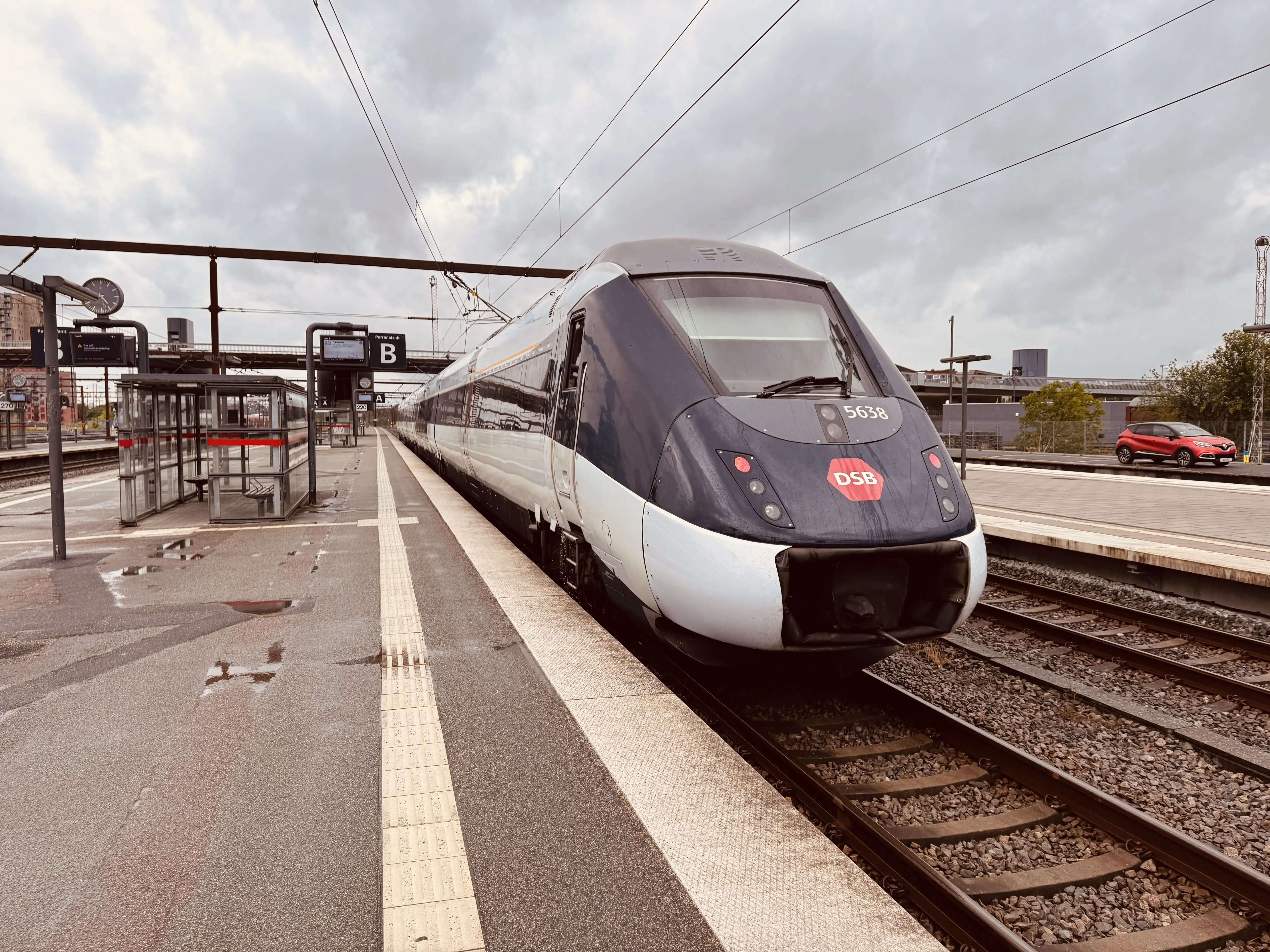 Billede af DSB MG 5638 fotograferet ud for Odense Banegård Center. Billede af DSB MG 5638 fotograferet ud for Odense Banegård Center.