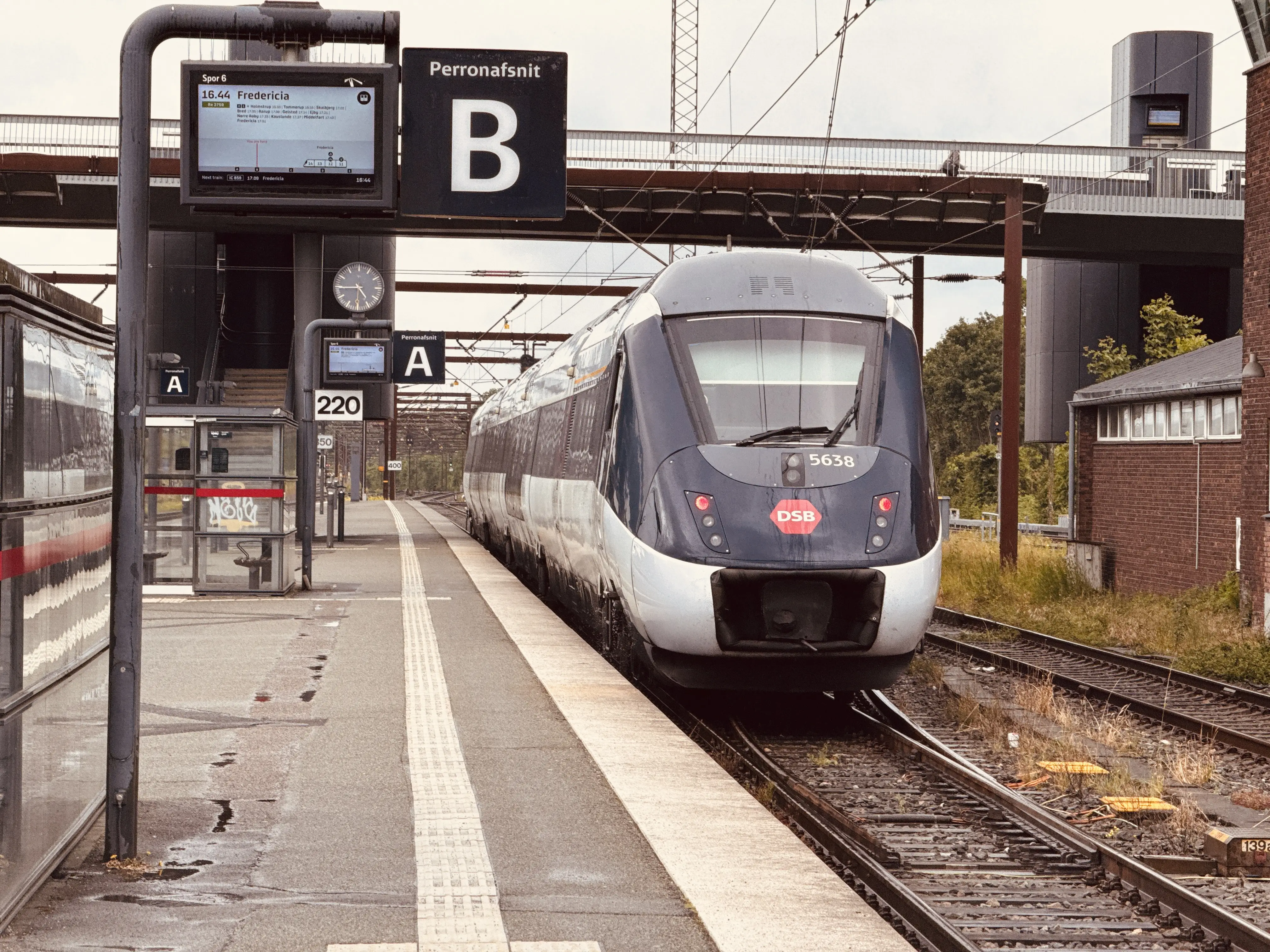 Billede af DSB MG 5638 fotograferet ud for Odense Banegård Center. Billede af DSB MG 5638 fotograferet ud for Odense Banegård Center.
