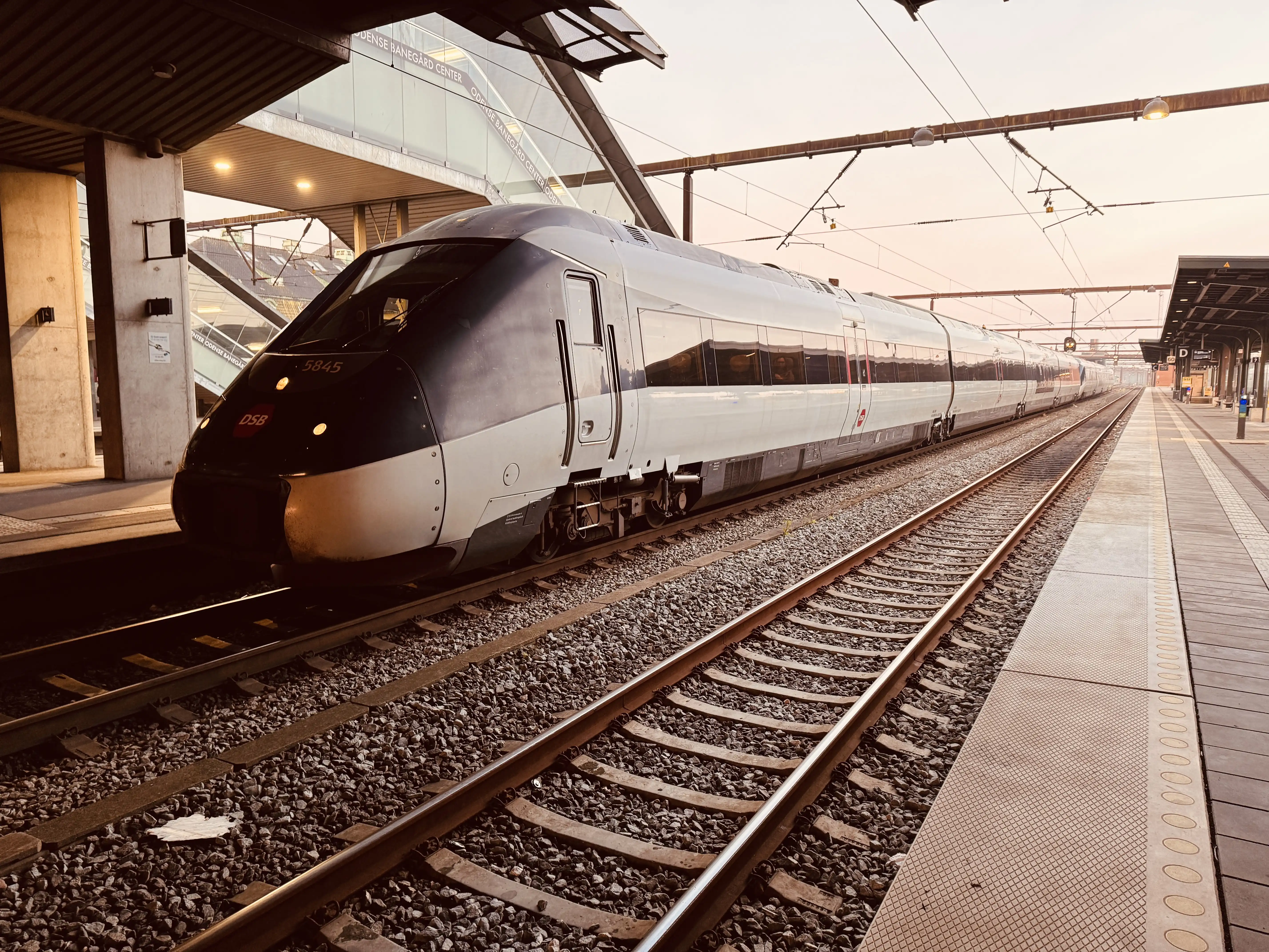 Billede af DSB MG 5645 fotograferet ud for Odense Banegård Center. Billede af DSB MG 5645 fotograferet ud for Odense Banegård Center.