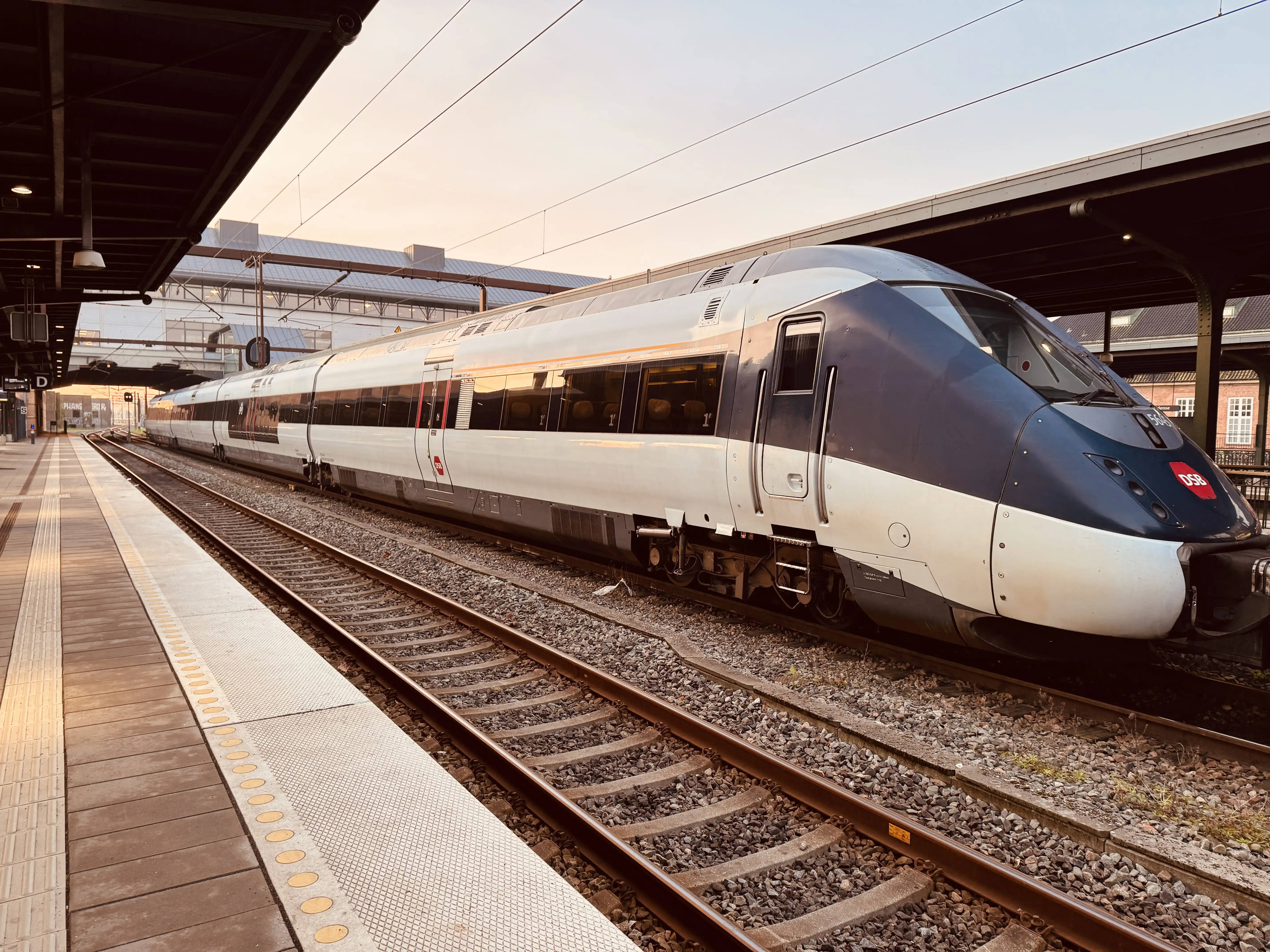 Billede af DSB MG 5645 fotograferet ud for Odense Banegård Center. Billede af DSB MG 5645 fotograferet ud for Odense Banegård Center.