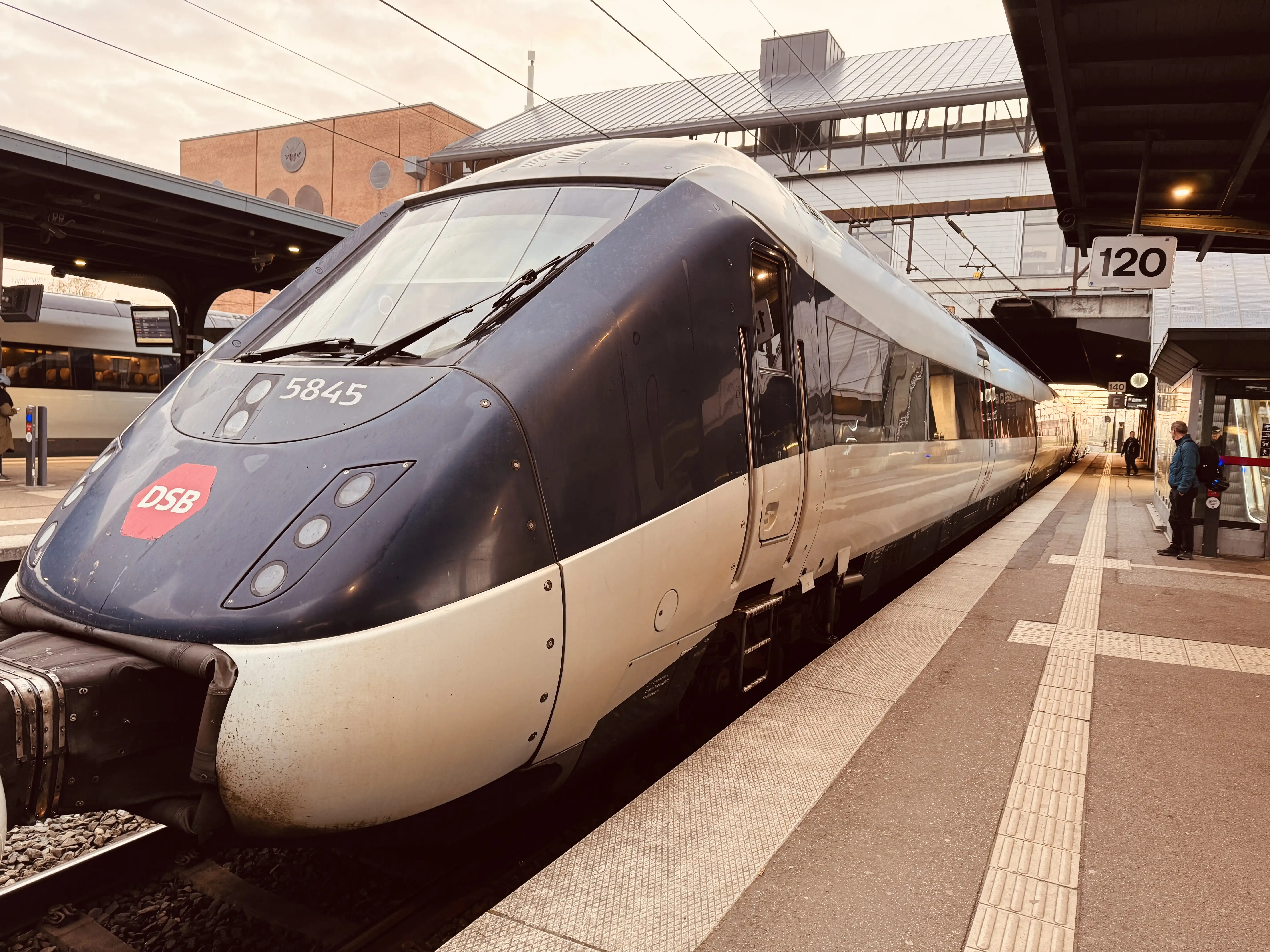 Billede af DSB MG 5645 fotograferet ud for Odense Banegård Center. Billede af DSB MG 5645 fotograferet ud for Odense Banegård Center.