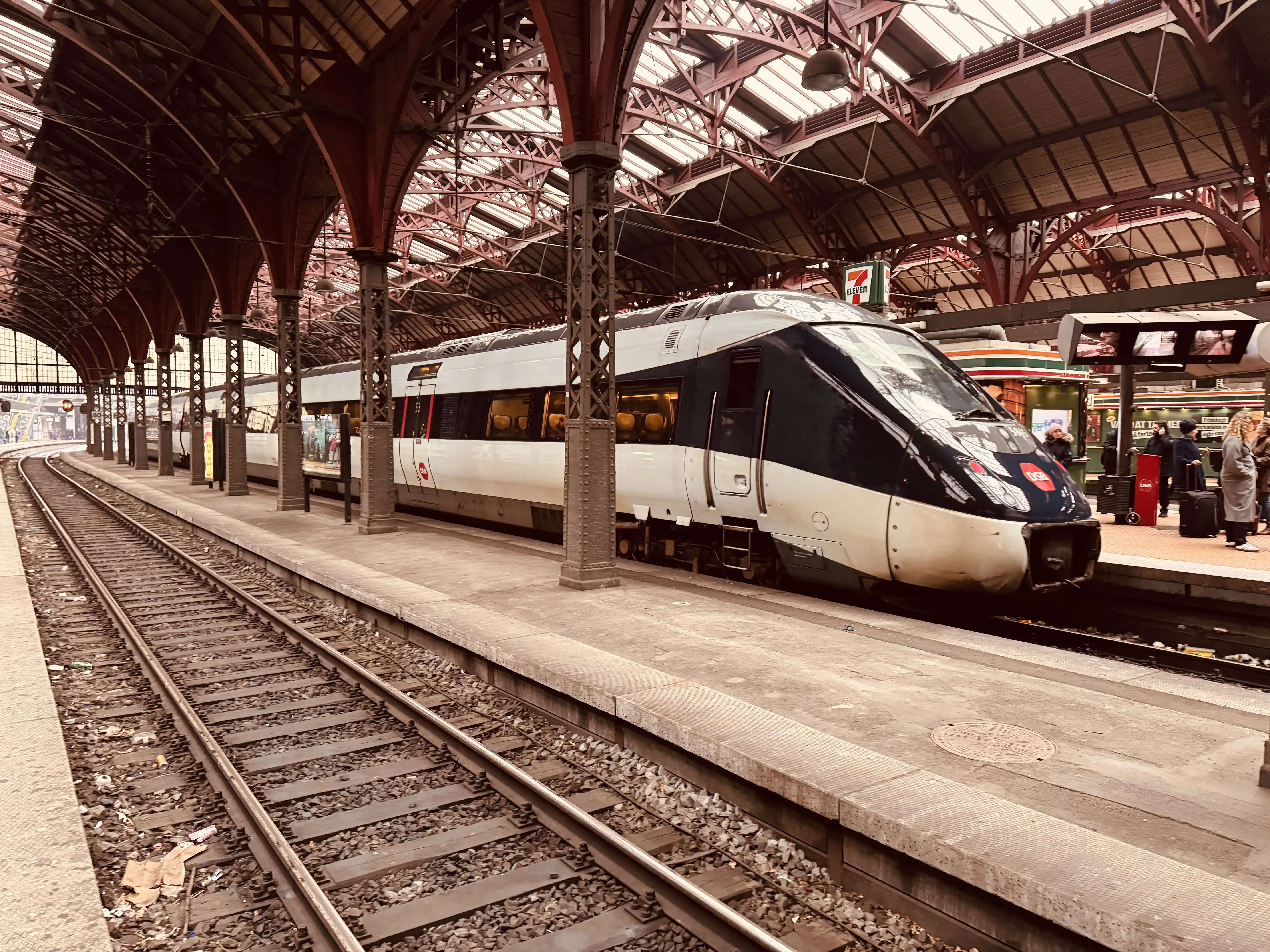 Billede af DSB MG 5645 fotograferet ud for København Hovedbanegård. Billede af DSB MG 5645 fotograferet ud for København Hovedbanegård.