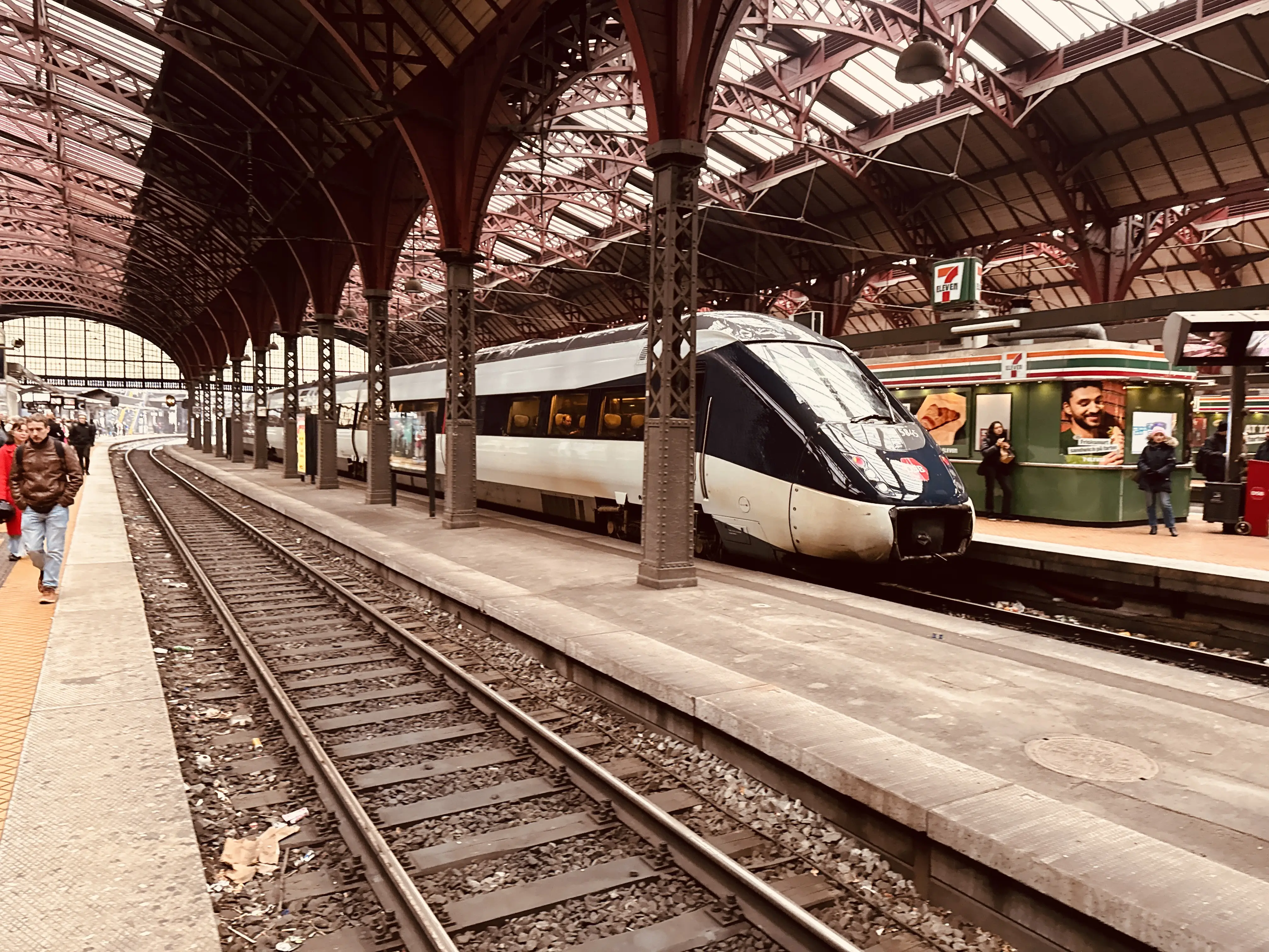 Billede af DSB MG 5645 fotograferet ud for København Hovedbanegård. Billede af DSB MG 5645 fotograferet ud for København Hovedbanegård.