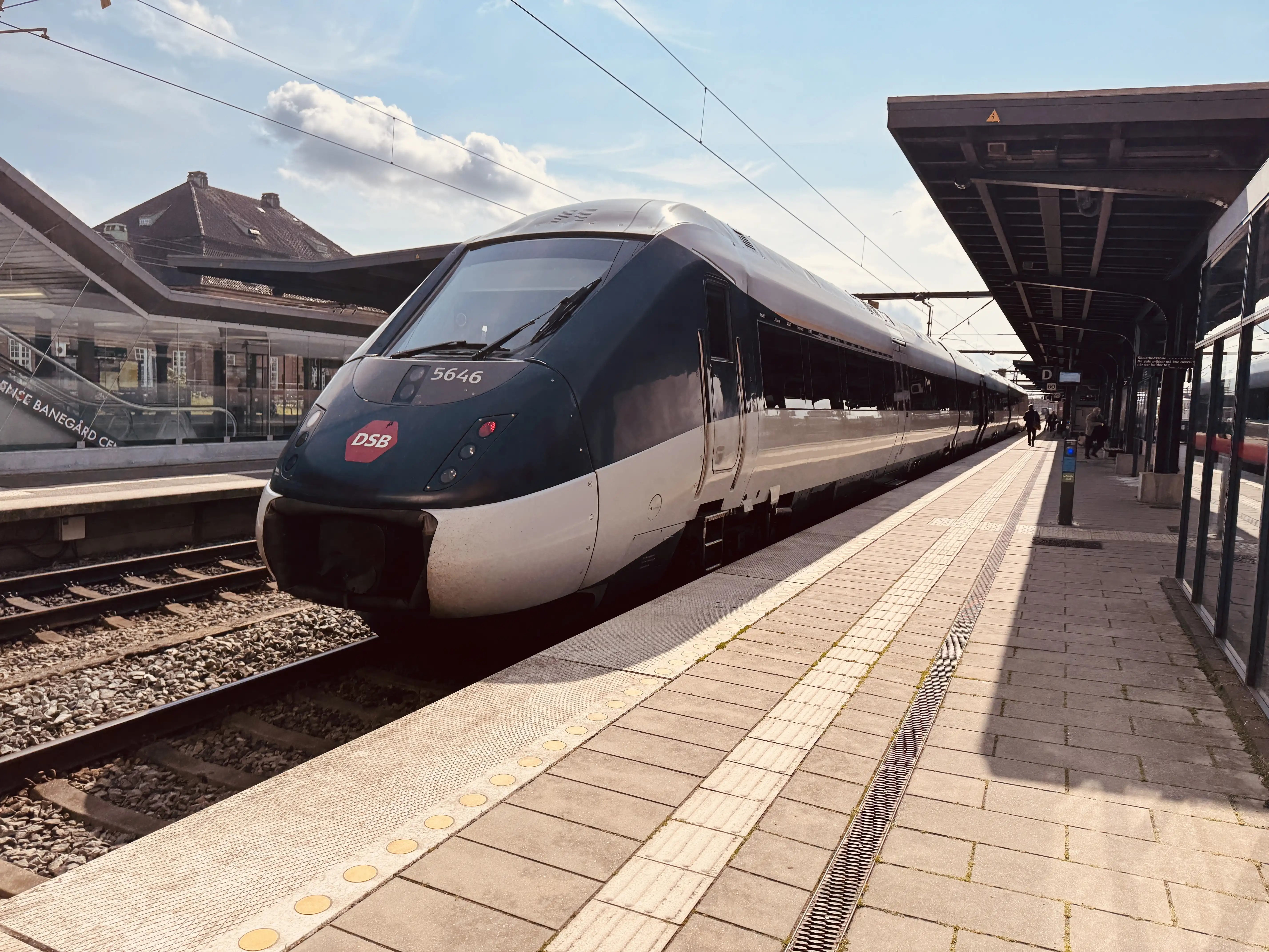 Billede af DSB MG 5646 fotograferet ud for Odense Banegård Center.