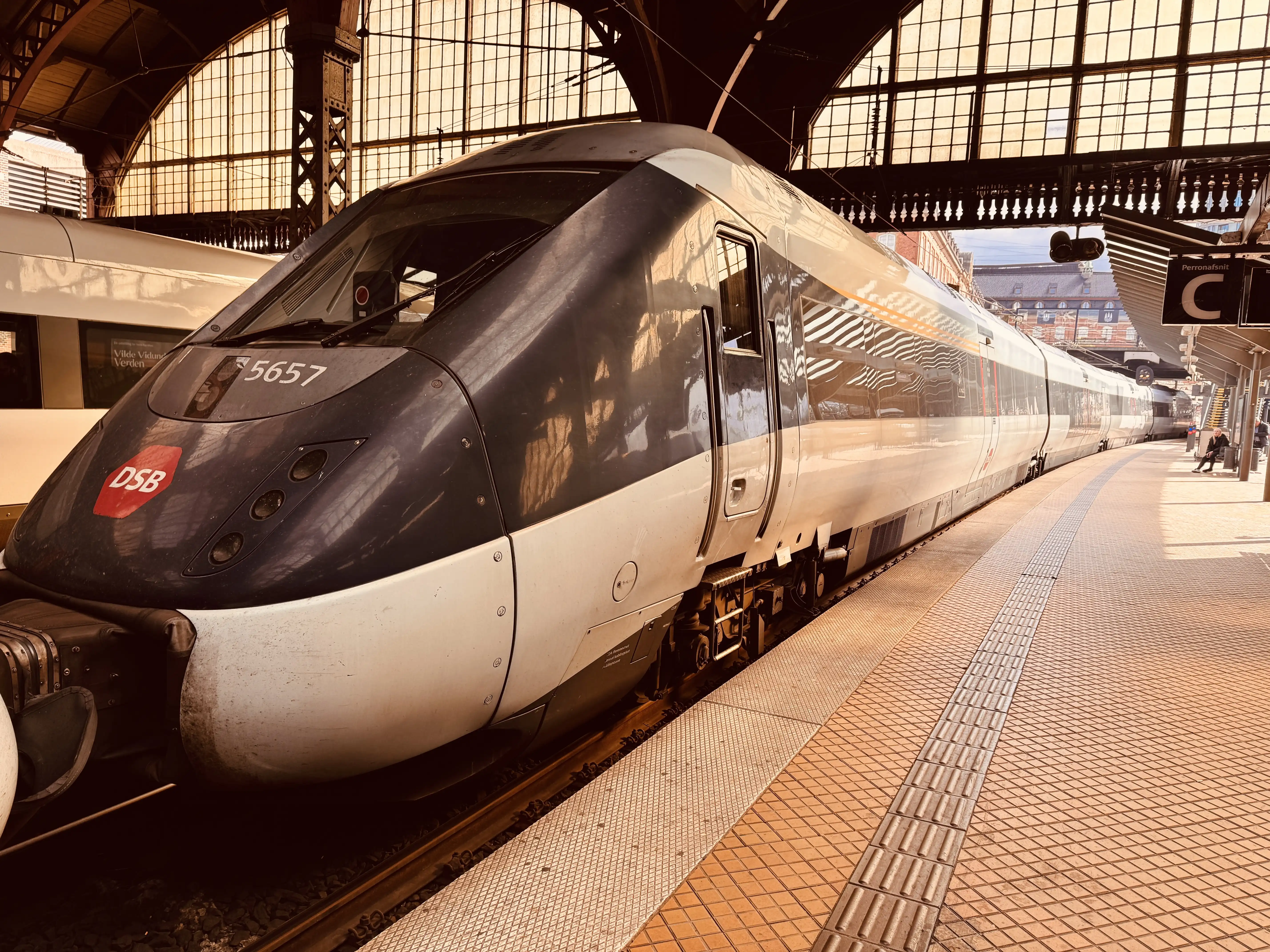 Billede af DSB MG 5657 fotograferet ud for København Hovedbanegård. Billede af DSB MG 5657 fotograferet ud for København Hovedbanegård.