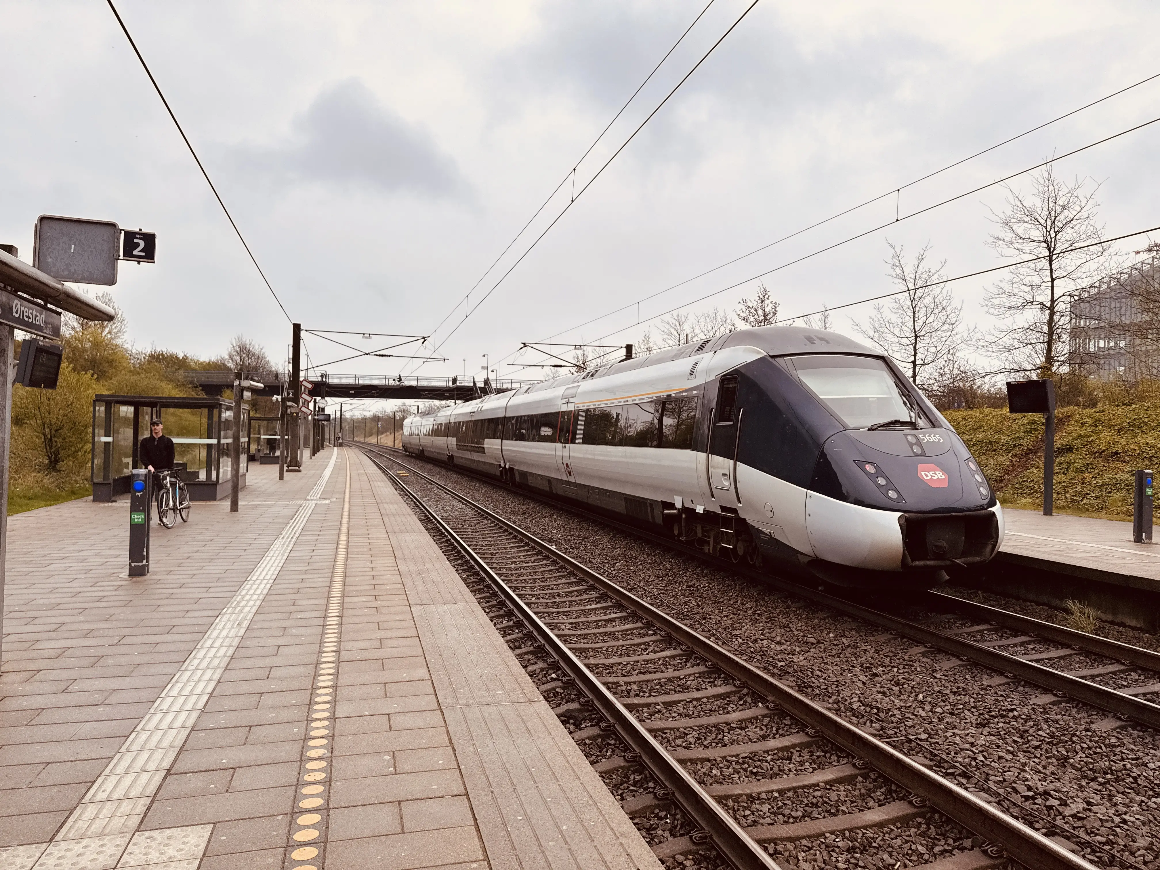 Billede af DSB MG 5665 fotograferet ud for Ørestad Trinbræt. Billede af DSB MG 5665 fotograferet ud for Ørestad Trinbræt.