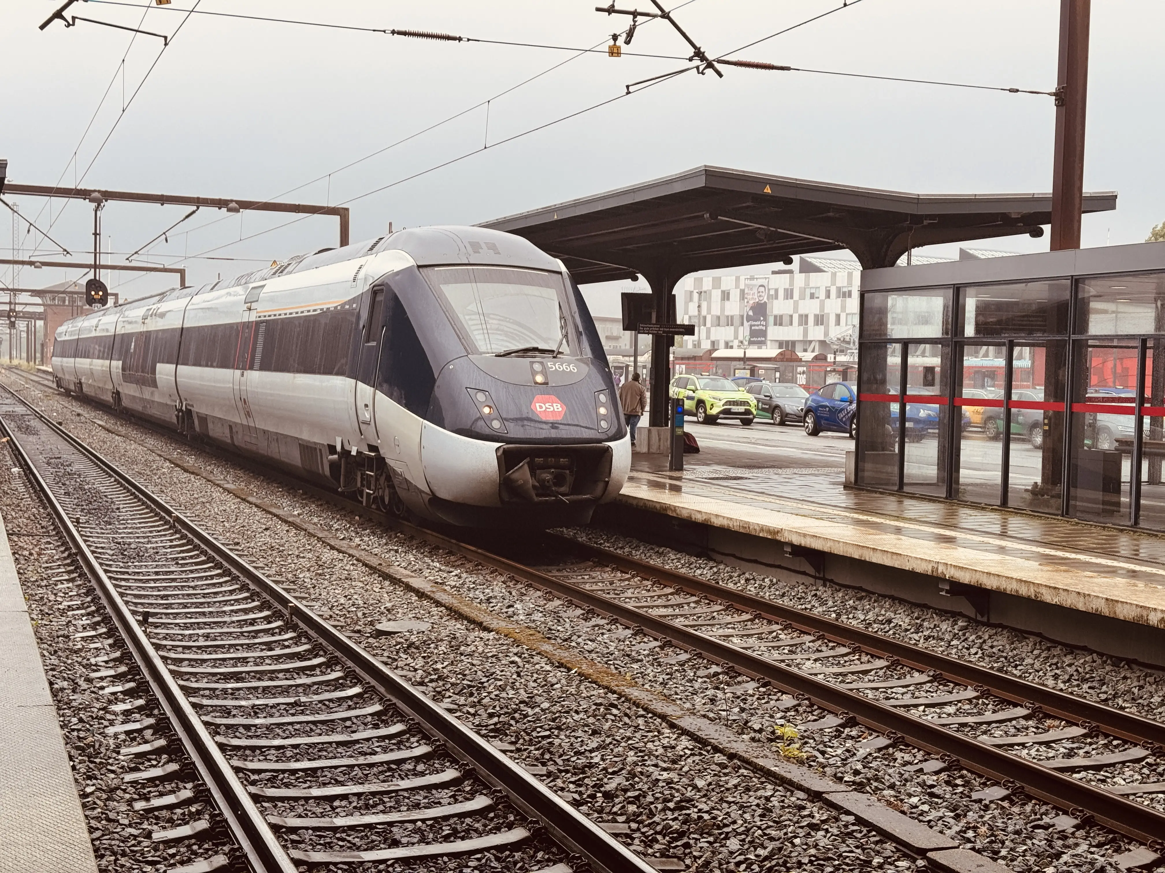 Billede af DSB MG 5666 fotograferet ud for Odense Banegård Center. Billede af DSB MG 5666 fotograferet ud for Odense Banegård Center.