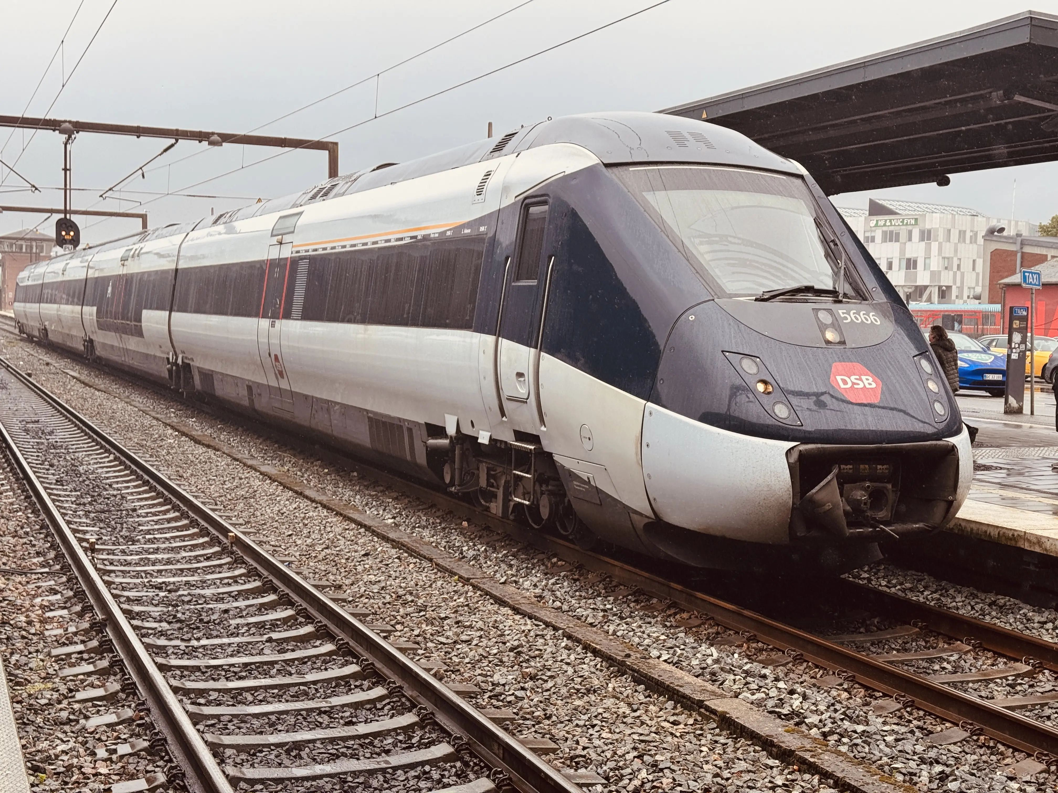 Billede af DSB MG 5666 fotograferet ud for Odense Banegård Center. Billede af DSB MG 5666 fotograferet ud for Odense Banegård Center.