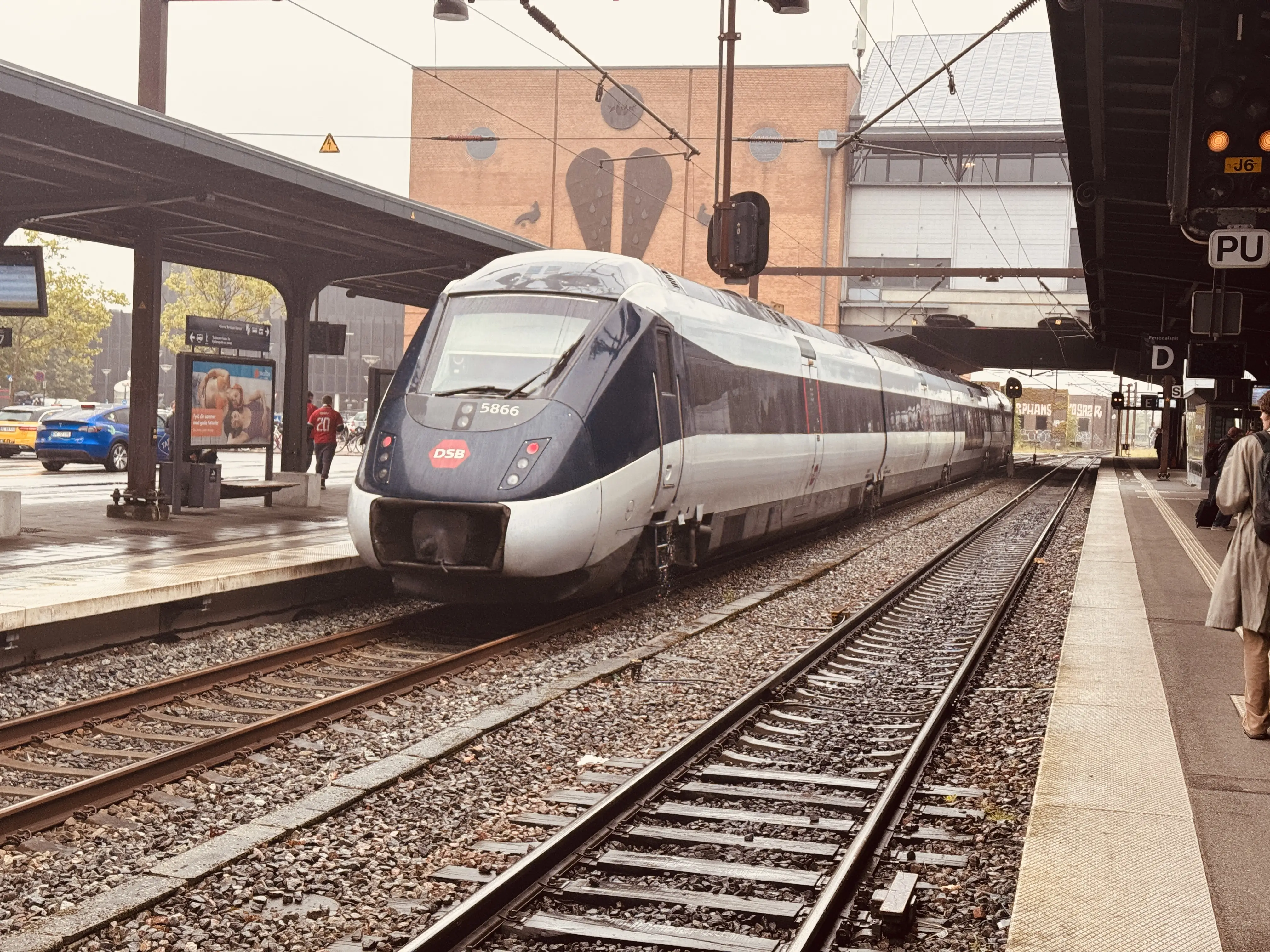 Billede af DSB MG 5666 fotograferet ud for Odense Banegård Center. Billede af DSB MG 5666 fotograferet ud for Odense Banegård Center.