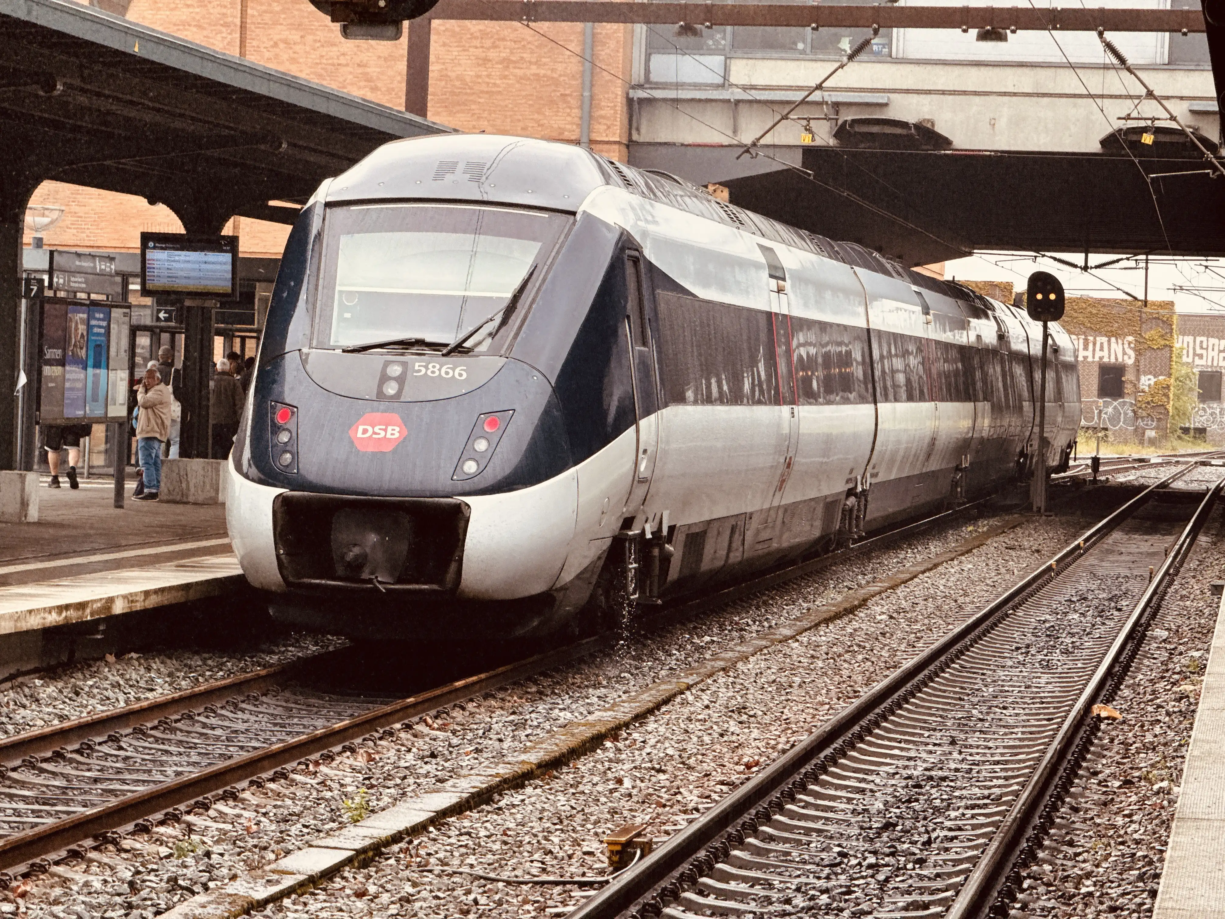 Billede af DSB MG 5666 fotograferet ud for Odense Banegård Center. Billede af DSB MG 5666 fotograferet ud for Odense Banegård Center.