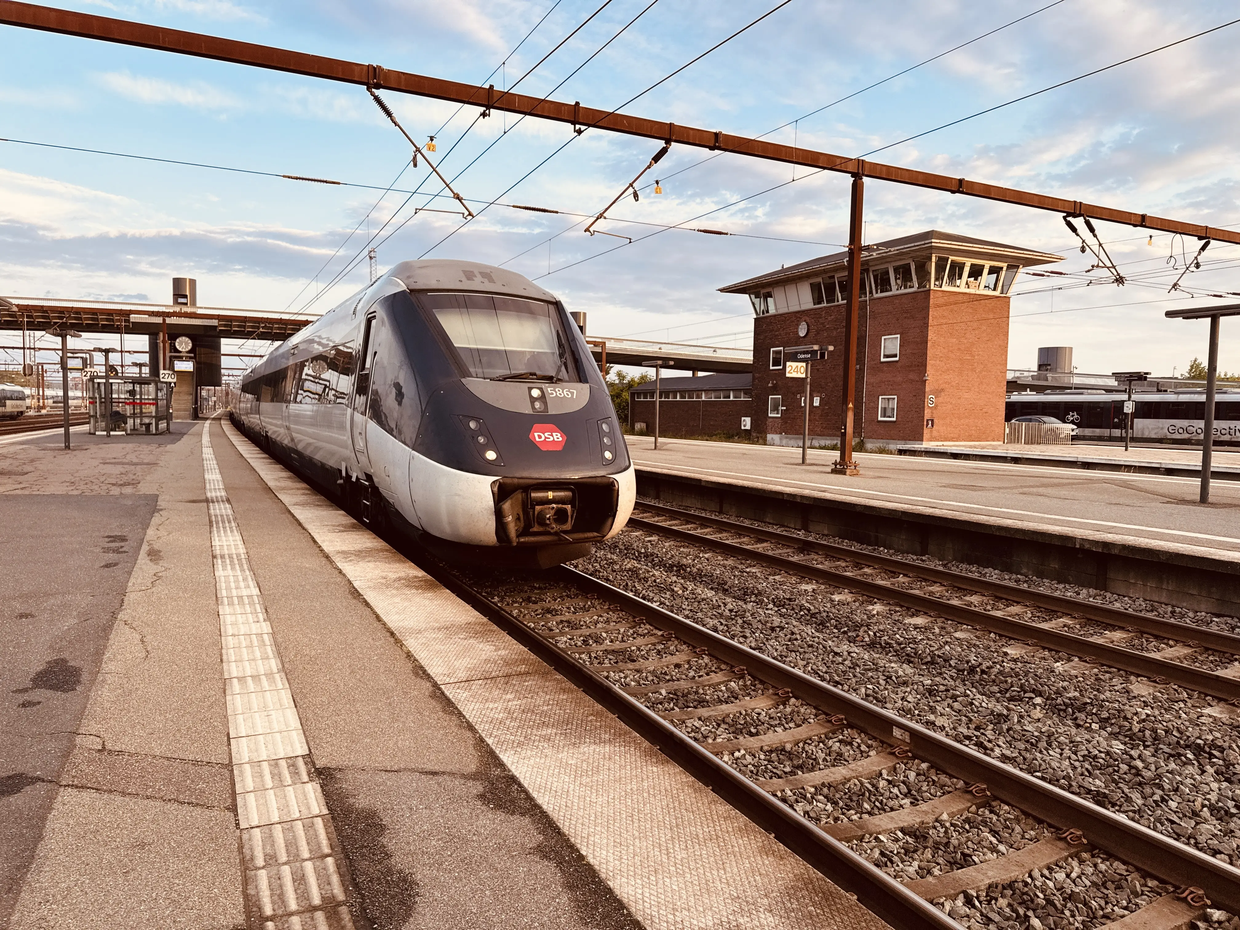 Billede af DSB MG 5667 fotograferet ud for Odense Banegård Center.