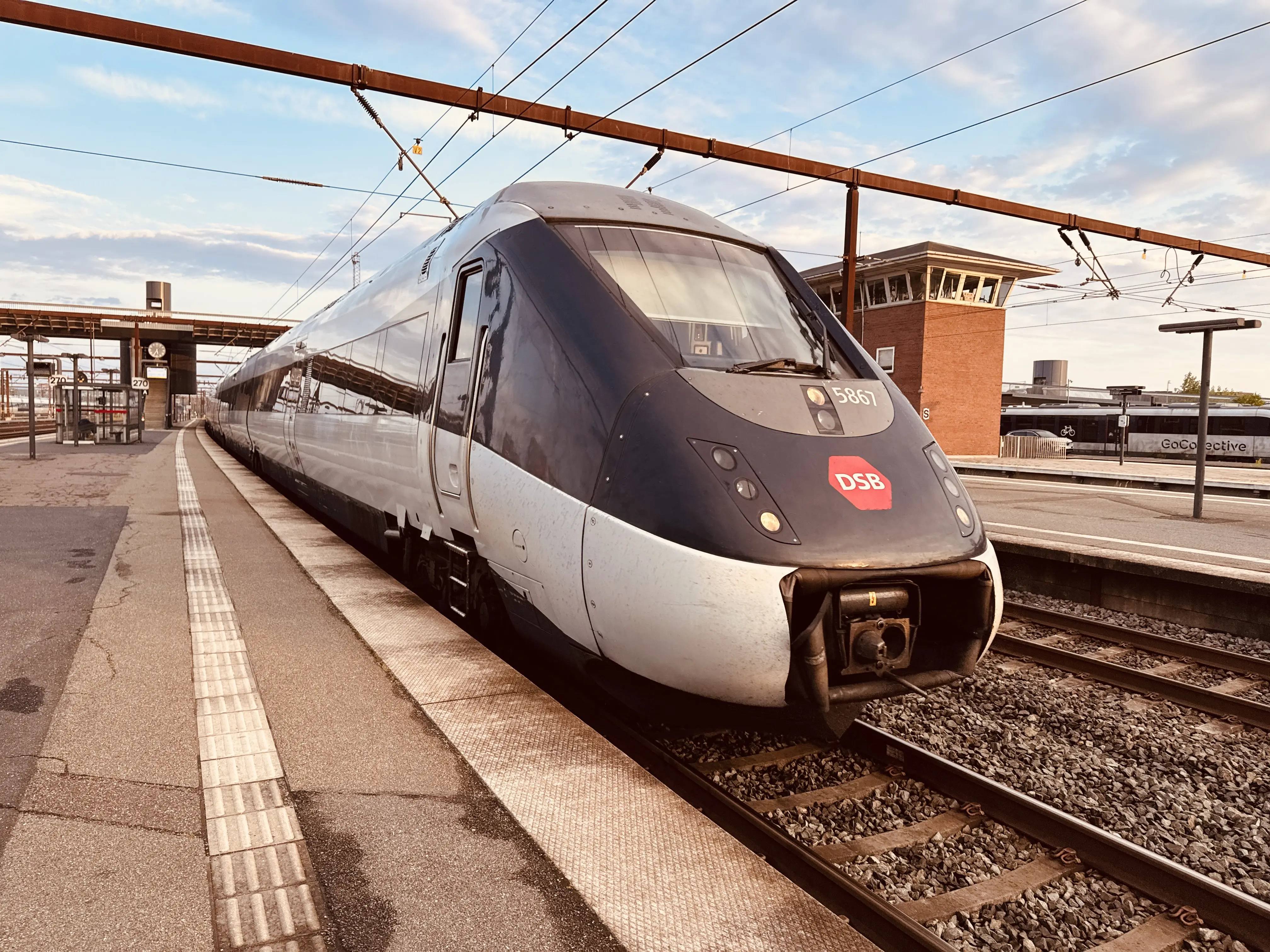 Billede af DSB MG 5667 fotograferet ud for Odense Banegård Center.