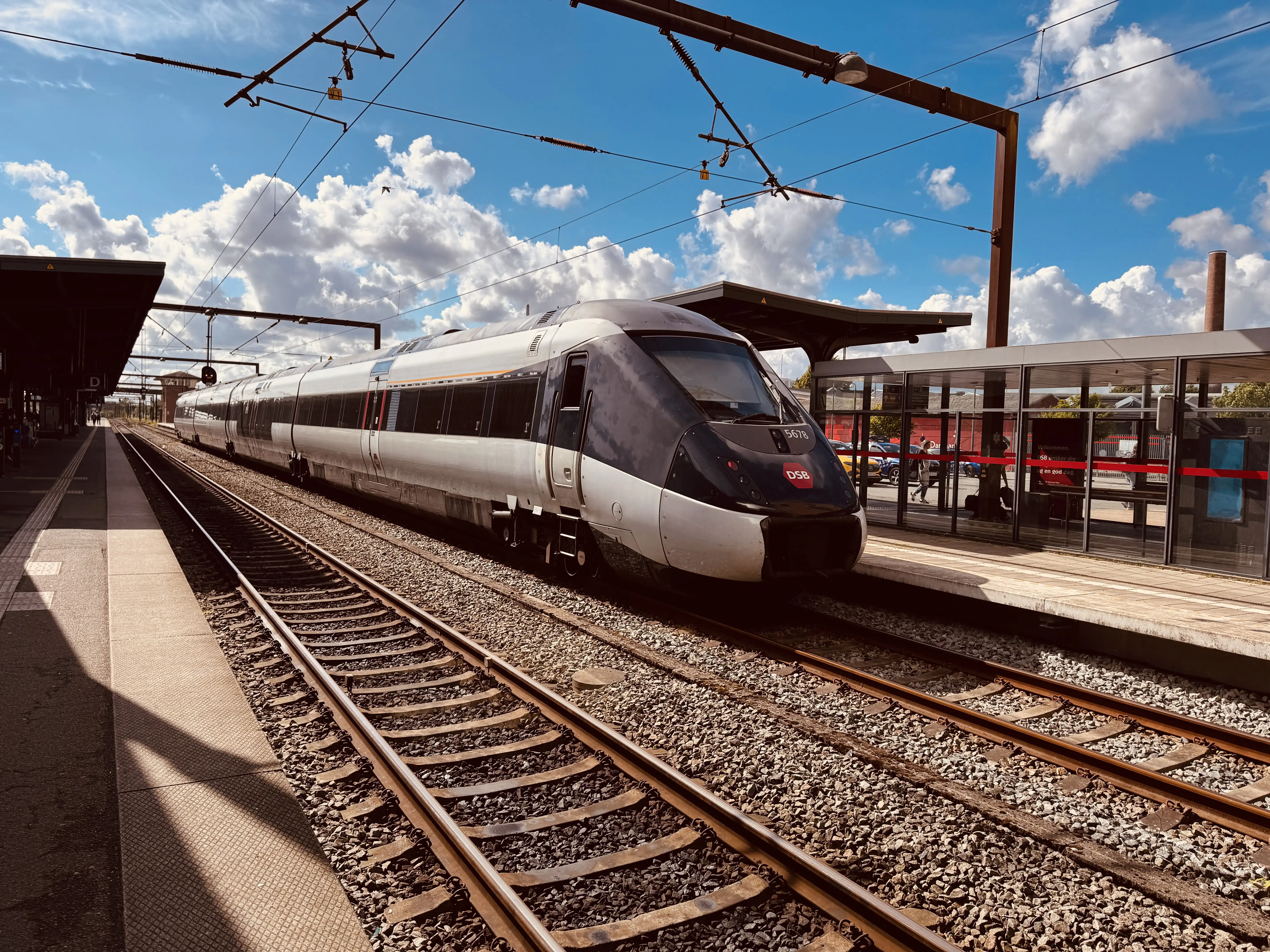 Billede af DSB MG 5678 fotograferet ud for Odense Banegård Center. Billede af DSB MG 5678 fotograferet ud for Odense Banegård Center.