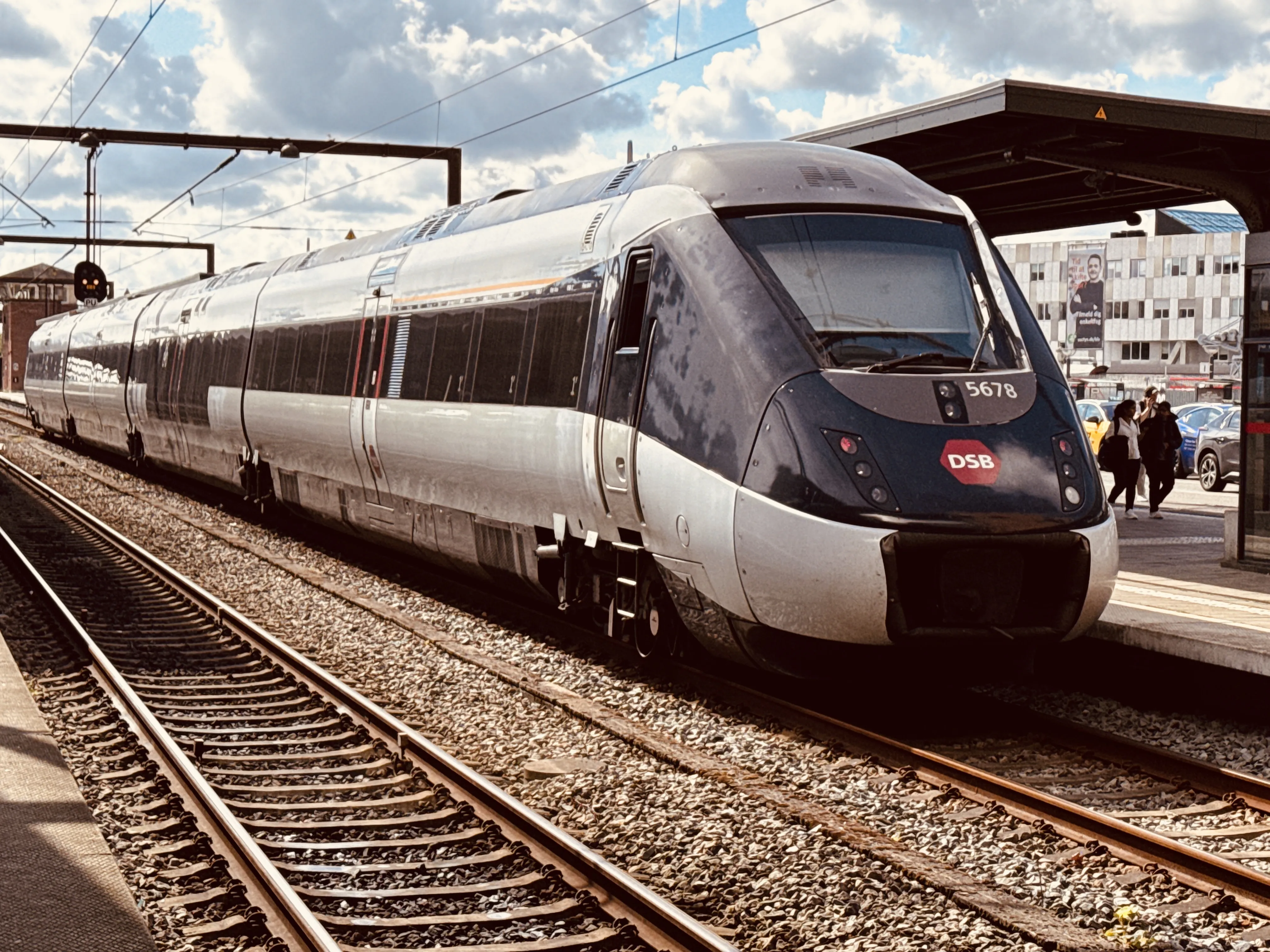 Billede af DSB MG 5678 fotograferet ud for Odense Banegård Center. Billede af DSB MG 5678 fotograferet ud for Odense Banegård Center.