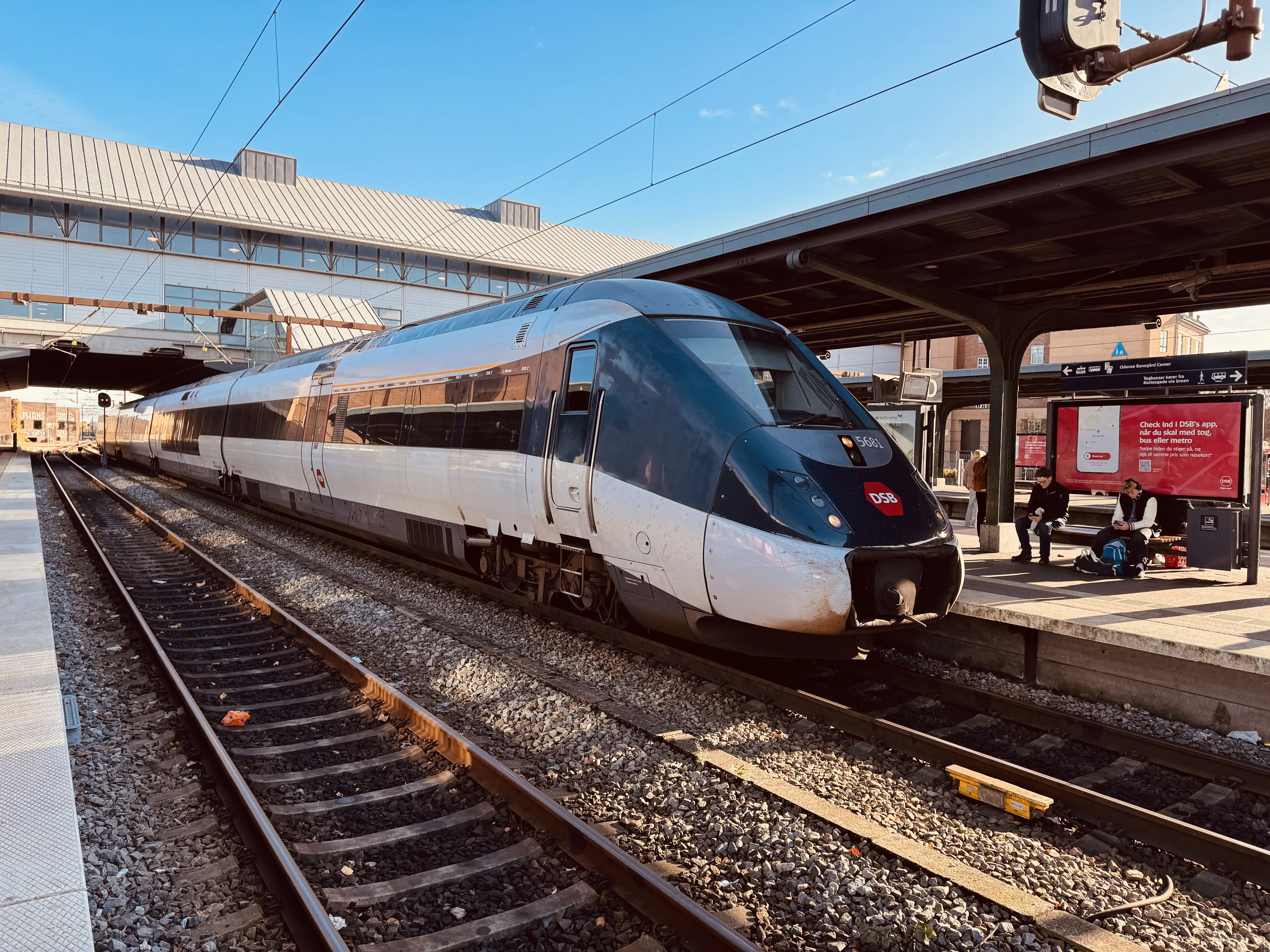 Billede af DSB MG 5681 fotograferet ud for Odense Banegård Center. Billede af DSB MG 5681 fotograferet ud for Odense Banegård Center.