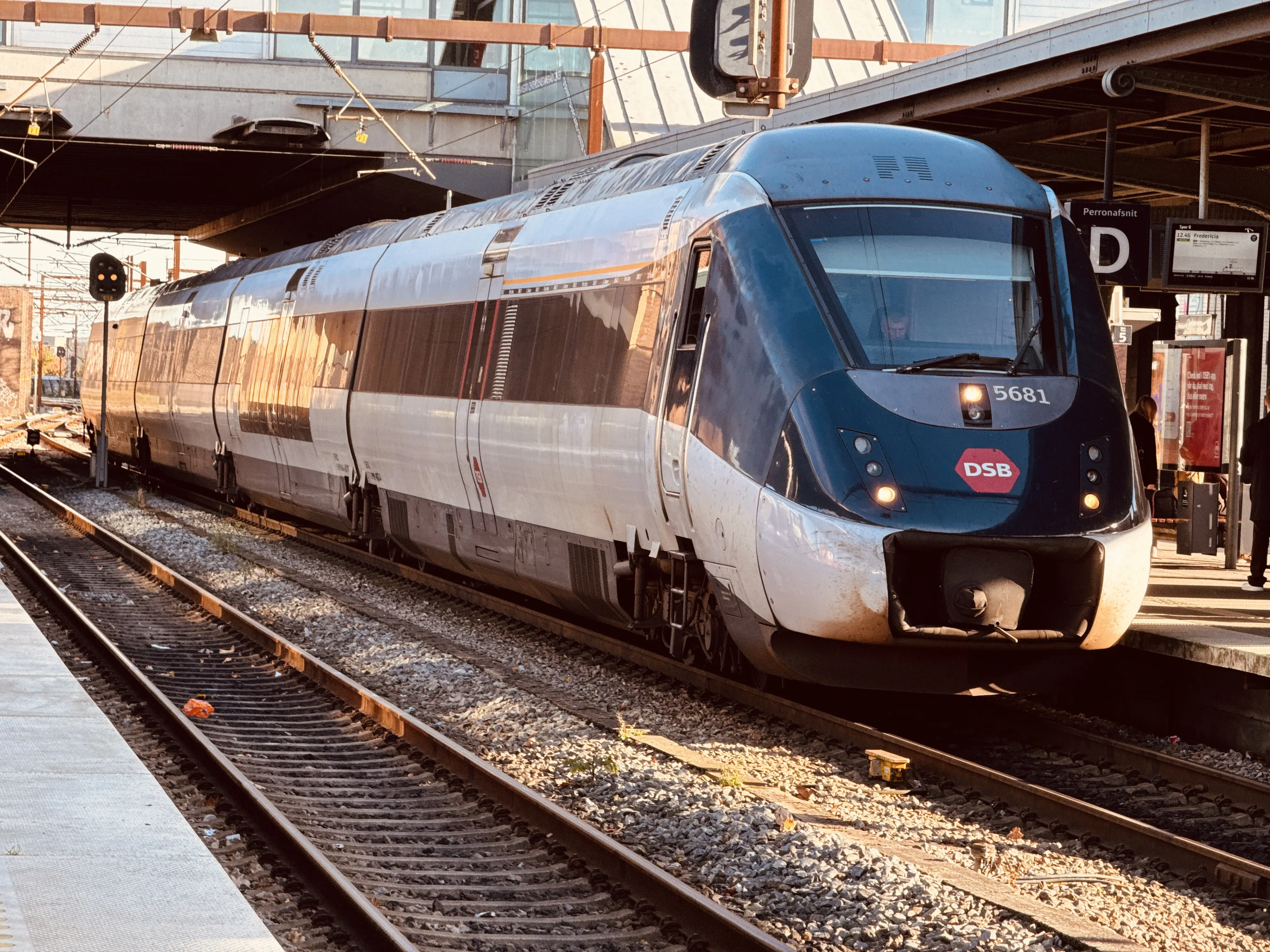 Billede af DSB MG 5681 fotograferet ud for Odense Banegård Center. Billede af DSB MG 5681 fotograferet ud for Odense Banegård Center.
