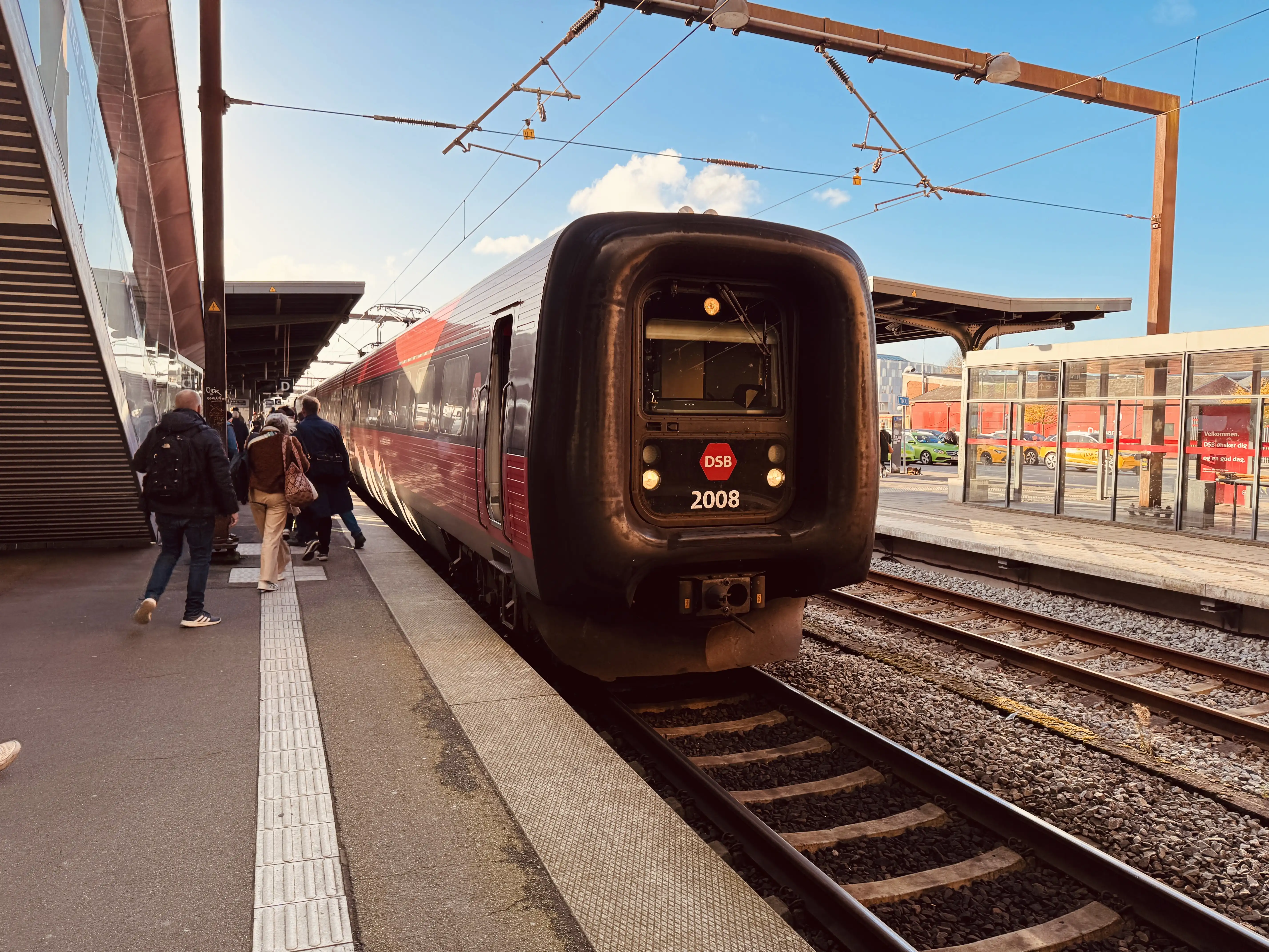 Billede af DSB ER 2008 fotograferet ud for Odense Banegård Center.