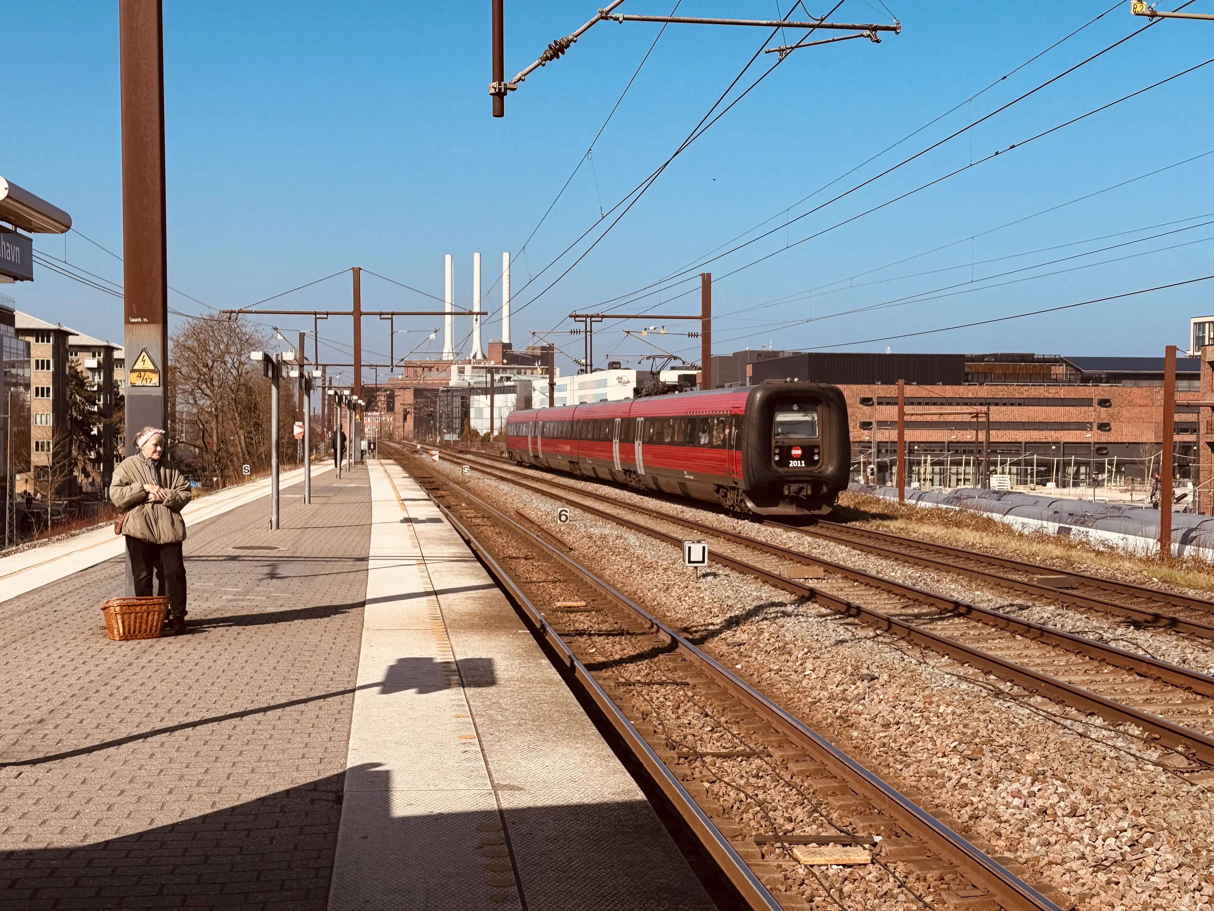 Billede af DSB ER 2011 fotograferet ud for Nordhavn S-togstrinbræt.
