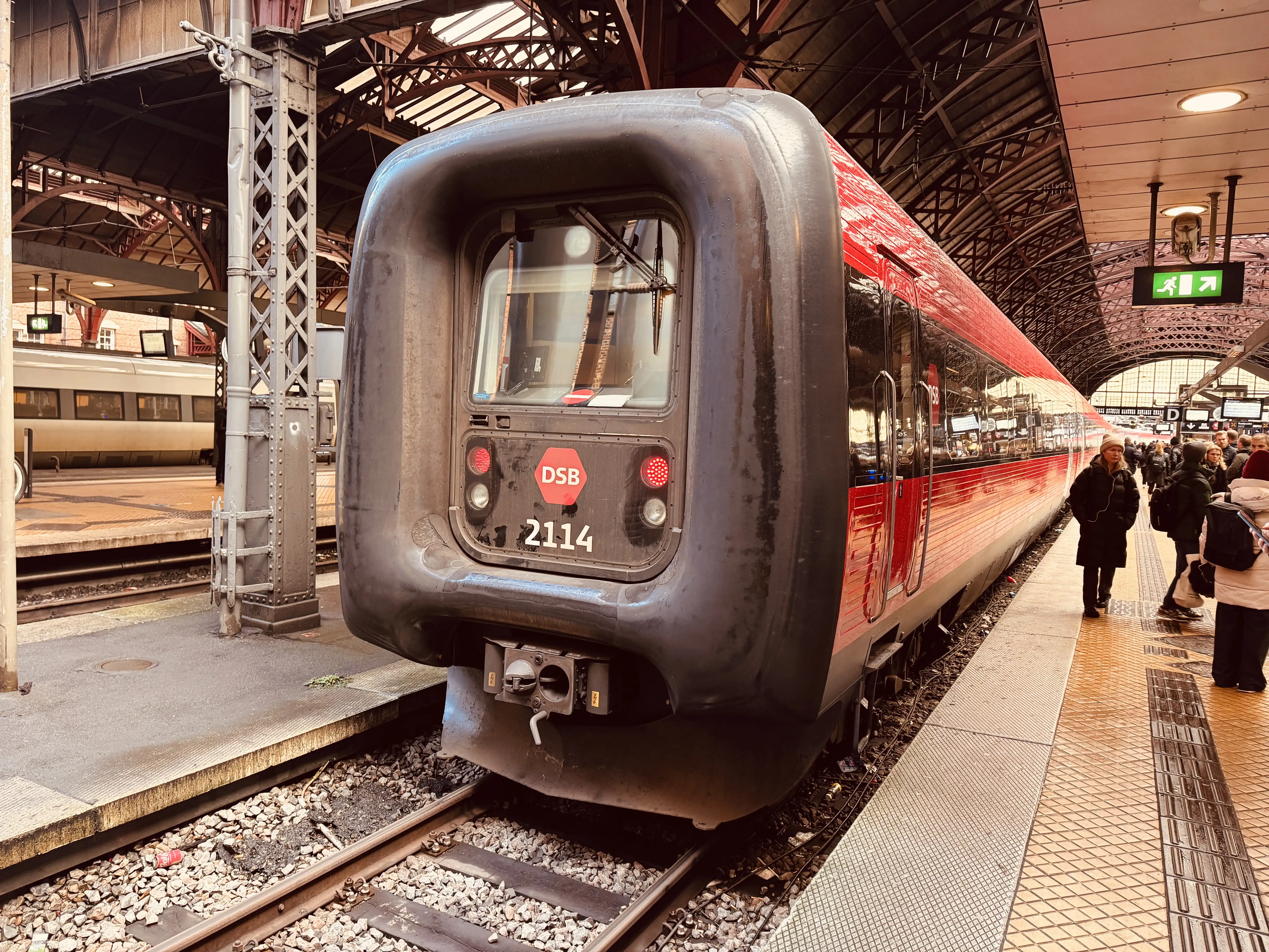 Billede af DSB ER 2014 fotograferet ud for København Hovedbanegård.