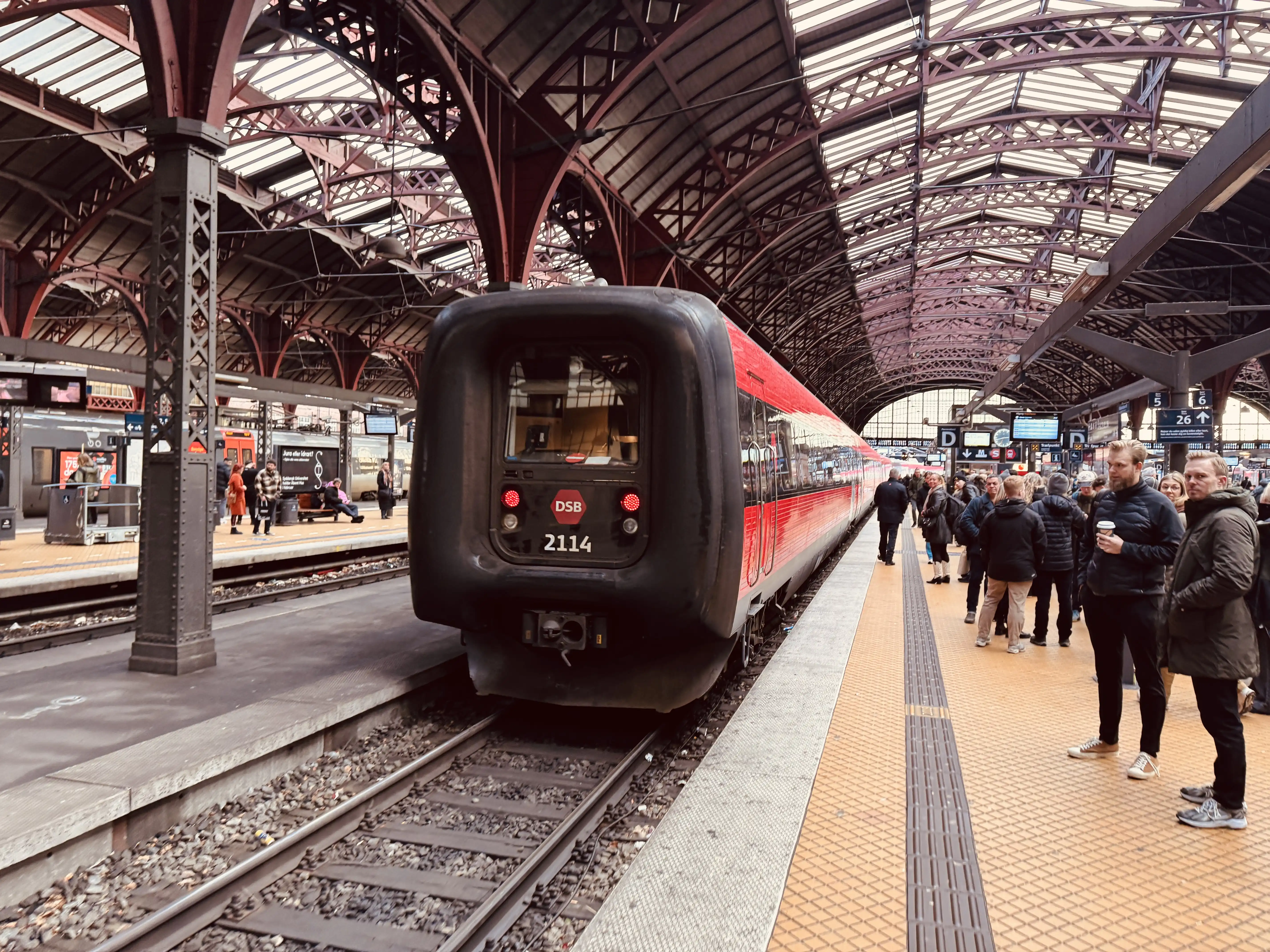 Billede af DSB ER 2014 fotograferet ud for København Hovedbanegård.