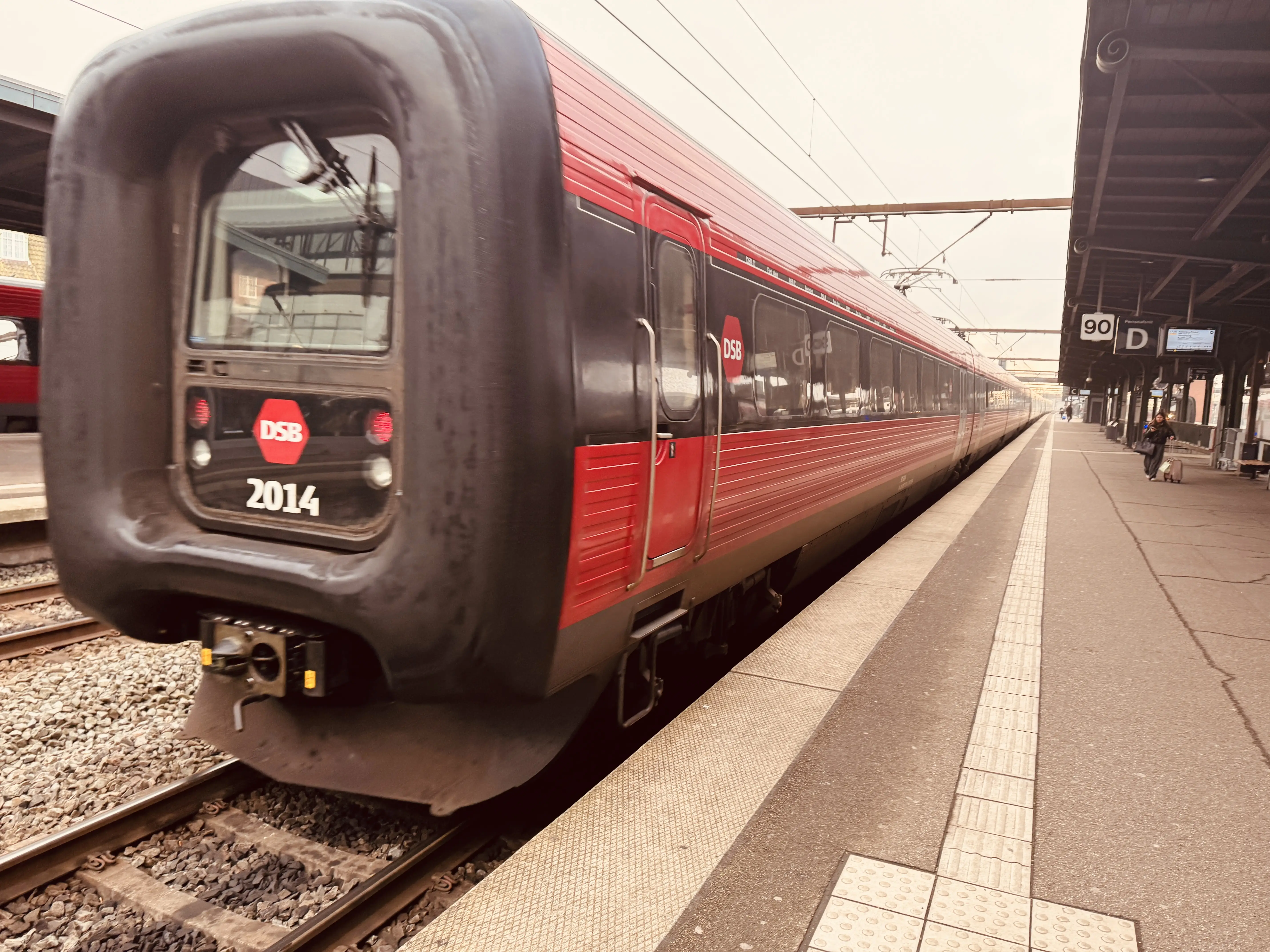 Billede af DSB ER 2014 fotograferet ud for Odense Banegård Center.