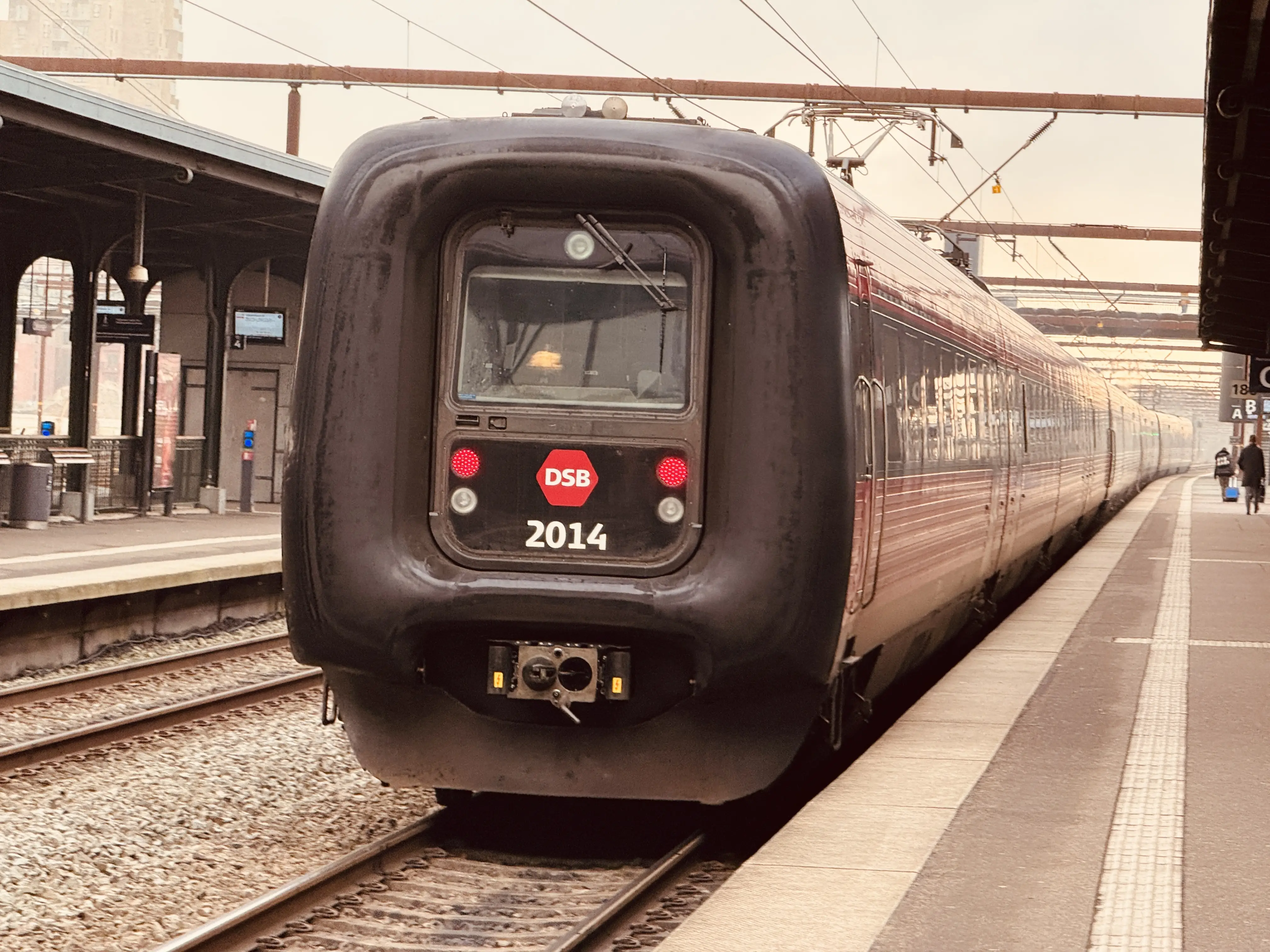 Billede af DSB ER 2014 fotograferet ud for Odense Banegård Center.