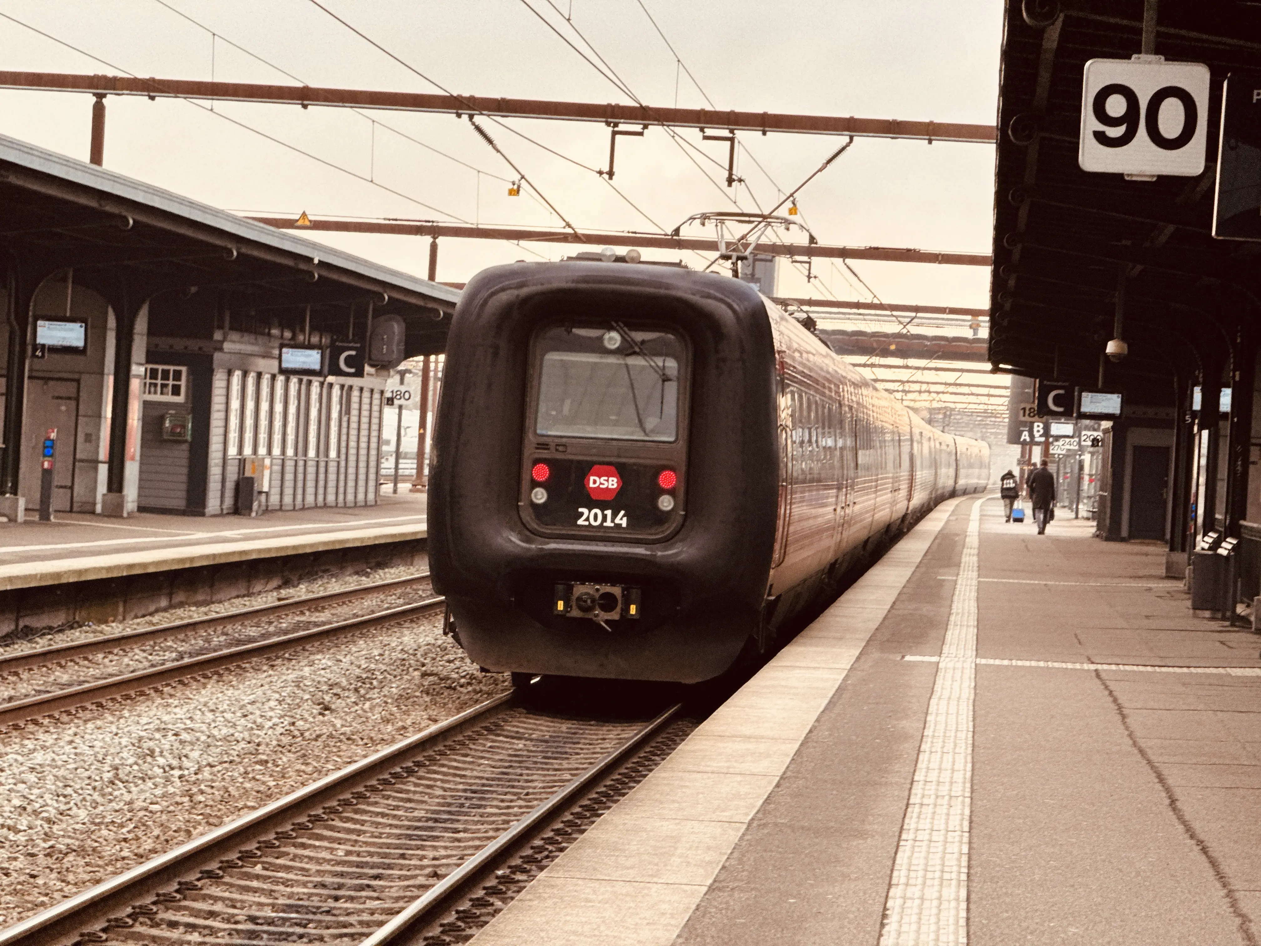 Billede af DSB ER 2014 fotograferet ud for Odense Banegård Center.