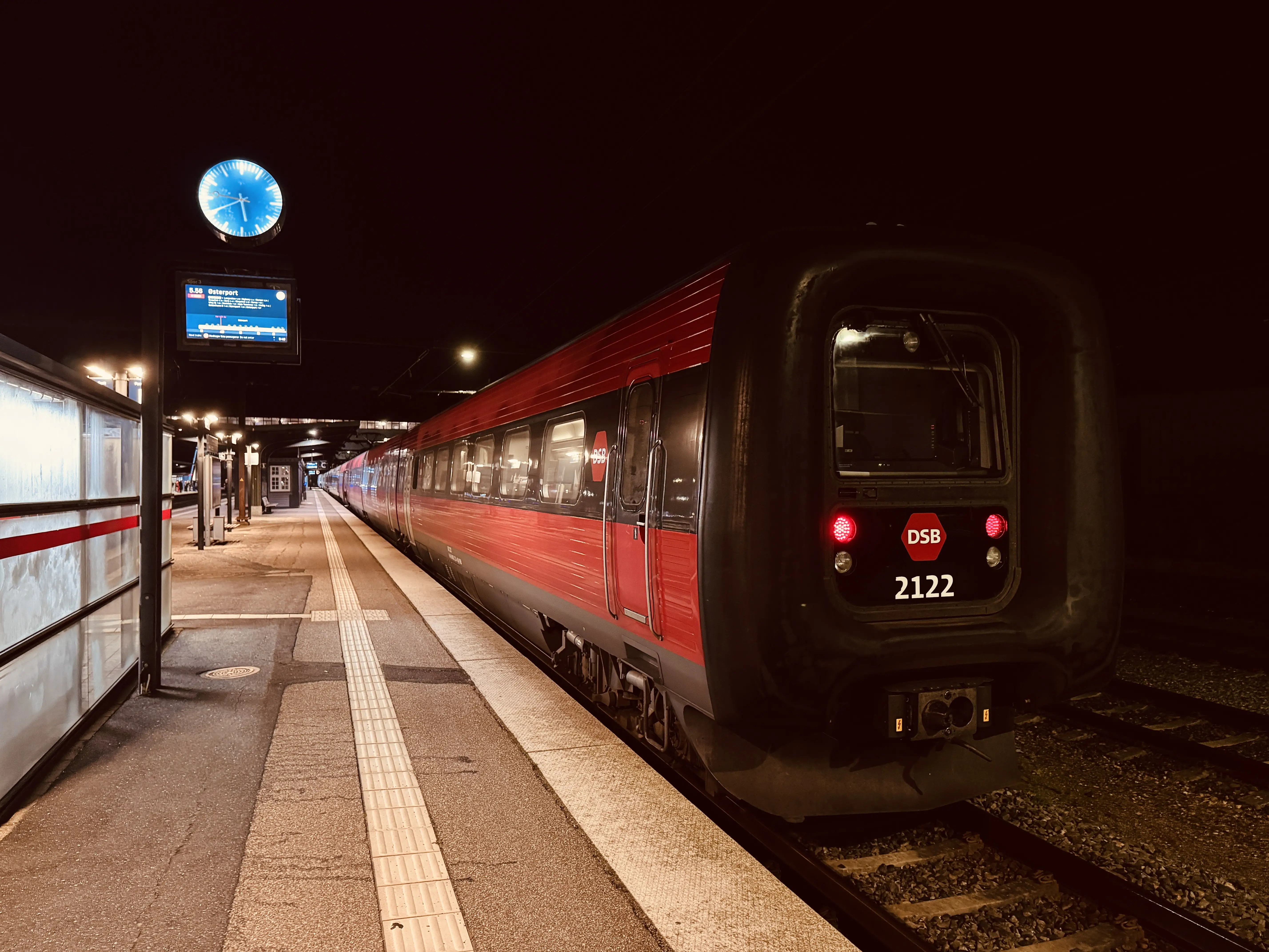 Billede af DSB ER 2022 fotograferet ud for Odense Banegård Center.