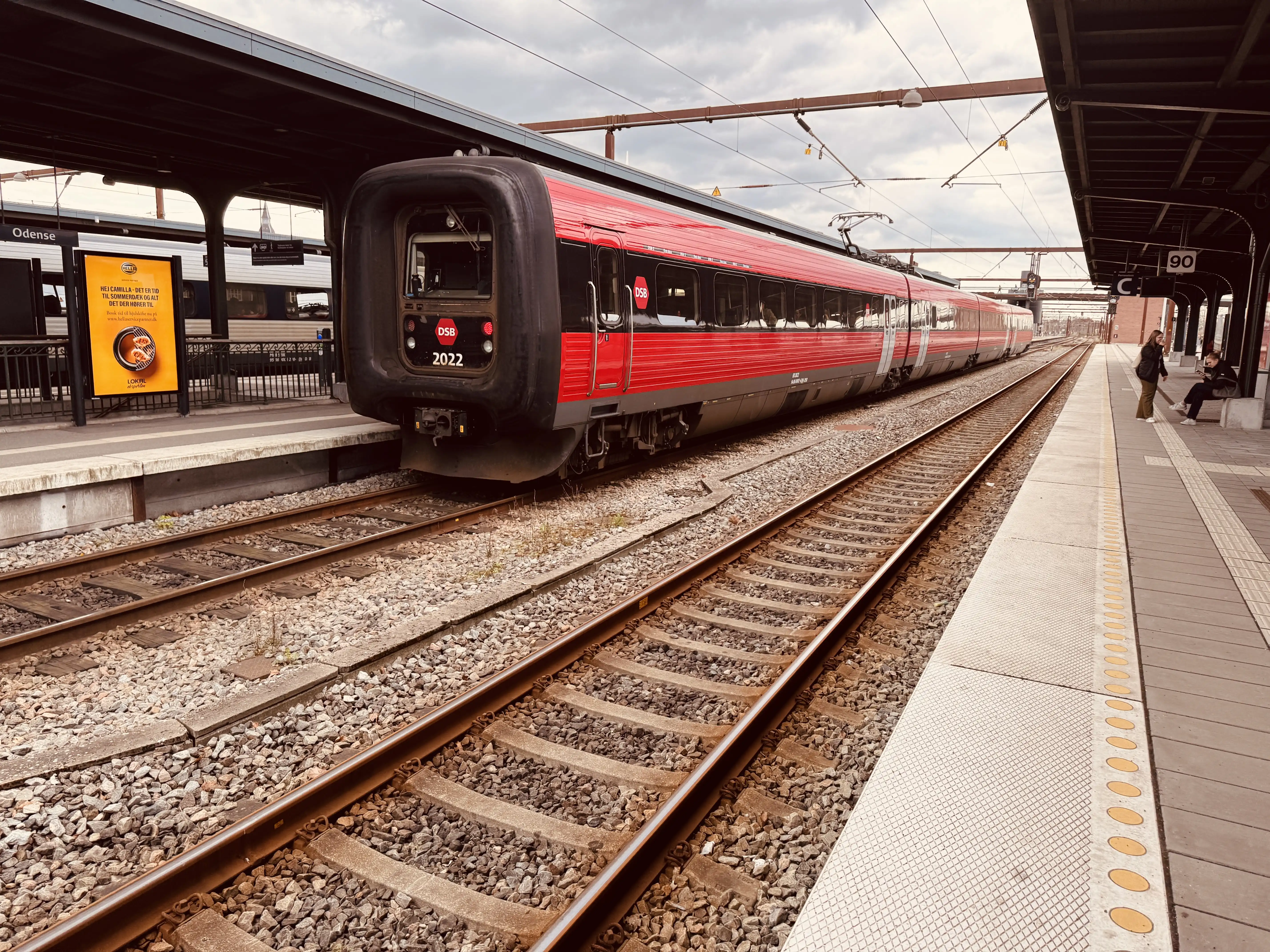 Billede af DSB ER 2022 fotograferet ud for Odense Banegård Center.